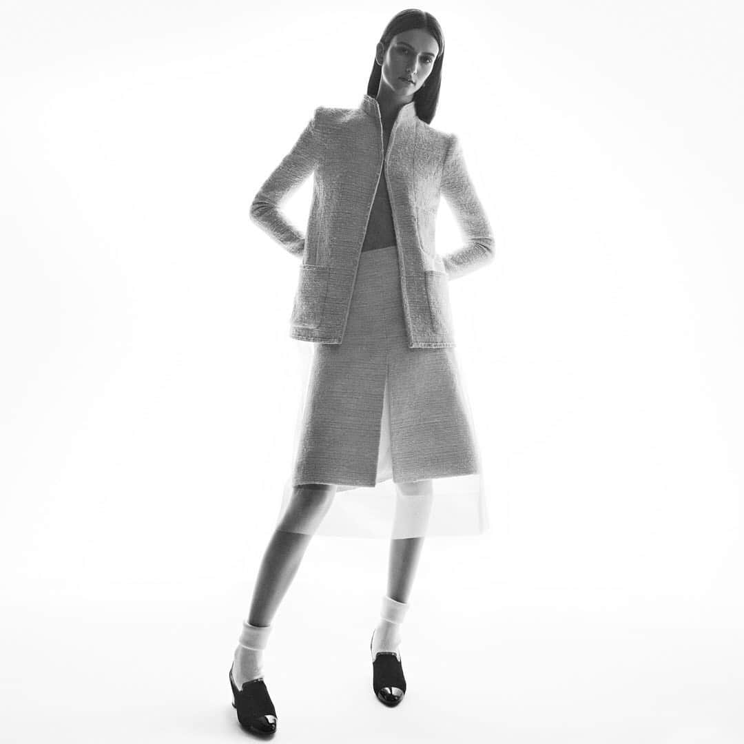 シャネルさんのインスタグラム写真 - (シャネルInstagram)「A beige tweed jacket is worn with a skirt veiled in tulle, shoed in loafers with socks — the first images of Virginie Viard’s CHANEL Spring-Summer 2020 Haute Couture collection, photographed by Karim Sadli.  #CHANELHauteCouture #CHANEL @KarimSadli @chaikra」1月21日 22時00分 - chanelofficial