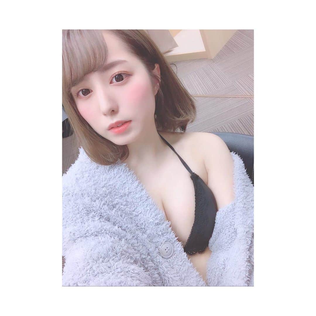 前田美里のインスタグラム：「昨日は東京Lilyさんにてリリースイベントでした。🎀💭 . 今年の目標は推しに認知してもらうこと。ラジオ番組に出る事。写真集を出すこと。鎖骨美人になること。 . 各種媒体さんにて取材記事載っております💭 . #グラビア #東京Lily #イベント #水着 #守屋茜 #渡邉美穂 #欅坂46  #日向坂46 #ヲタク #gravure #japanesegirl #follow #followｍe」