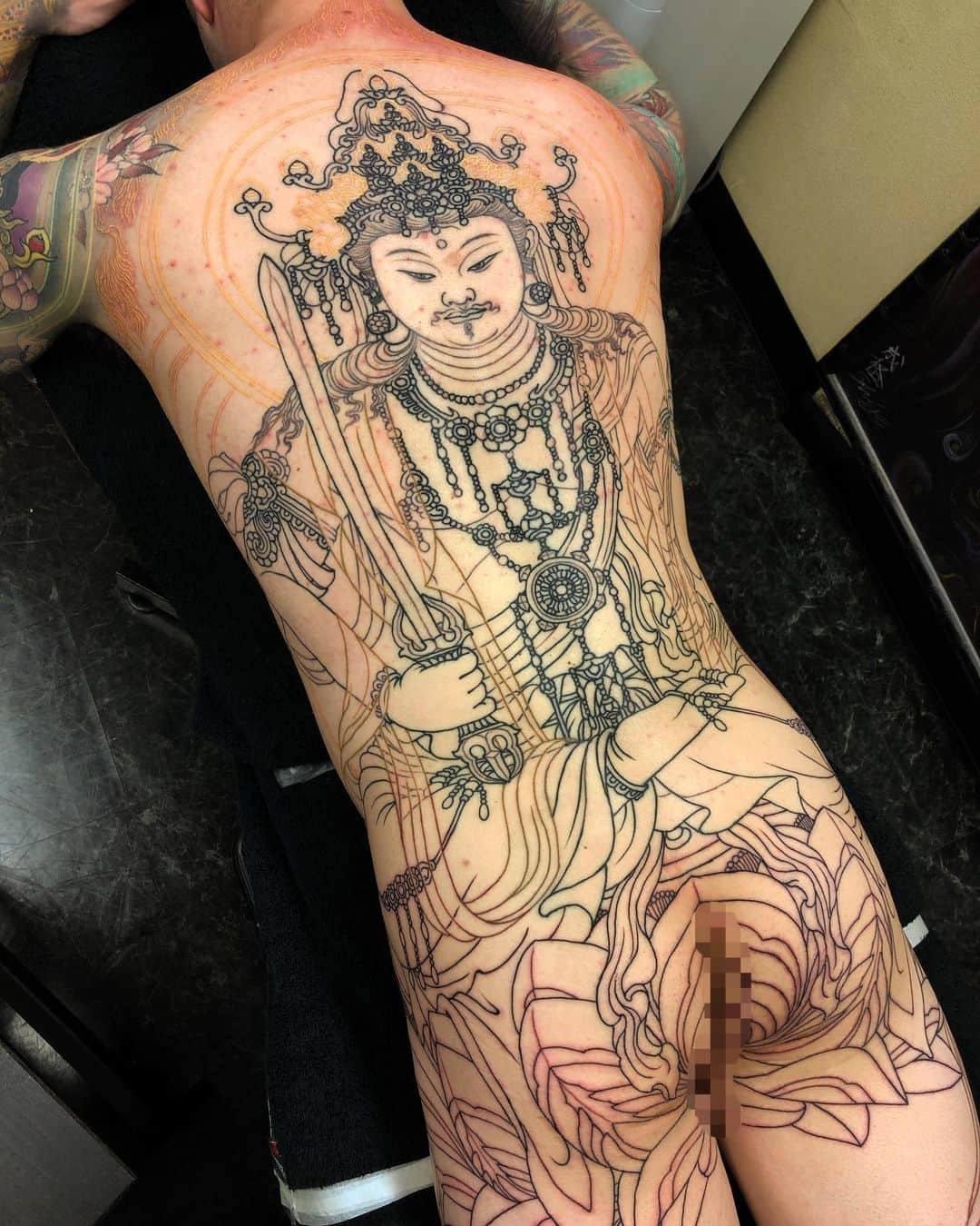 SHIGEのインスタグラム：「Kokuzo Bosatsu,, Started this lining and finished,, It is one of the special Buddhas for me,, Thank you! Otsukaresama deshita! @ak_chronicink -  #shige #shigetattoo #shigeyellowblaze #yellowblazetattoo #黄炎 #虚空蔵菩薩 #仏画 #日本刺青 #kokuzobosatsu #buddhismart #japanesetattoo #japaneseart @bishoprotary #bishoprotary @inkeeze #inkeeze #dipcaps #bishopfamily #fusionink #fusioninkproteam」