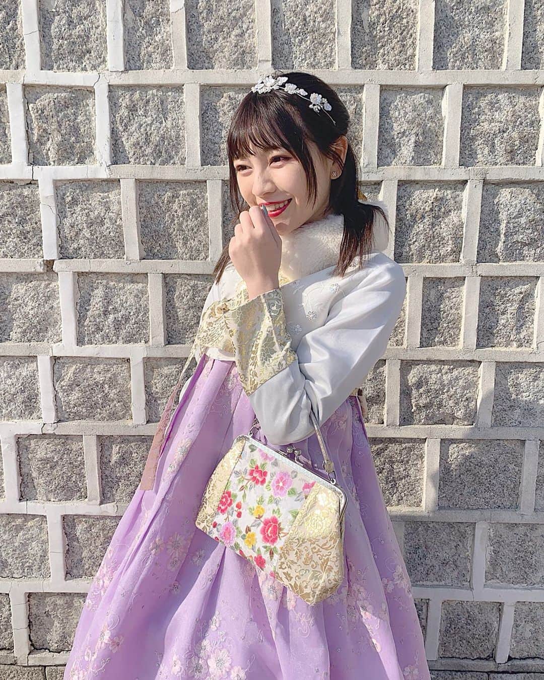 廣川奈々聖のインスタグラム：「．🇰🇷♡ ﻿ チマチョゴリはこれでおしまいっ！﻿ 寒かったけど着てよかった٩( 'ω' )و動画付き〜 ﻿ ﻿ ﻿ #ソウル観光 #チマチョゴリ#韓服#景福宫#クルミ韓服」