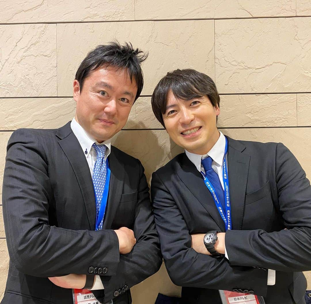 本野大輔のインスタグラム：「日本テレビの桝太一アナと選手権の会場で久々に再会。 若い時は一緒に中継や取材をやっていました。 思い出深いのは、11年前の87回大会 大阪代表の大阪桐蔭と、日本代表の大迫勇也擁する鹿児島城西の実況を桝アナ、私がリポート担当でした。 懐かしいと語り合った、選手権の記録です。 #高校サッカー #高校サッカー選手権 #アナウンサー #キタゼ選手権 #サッカー #実況」