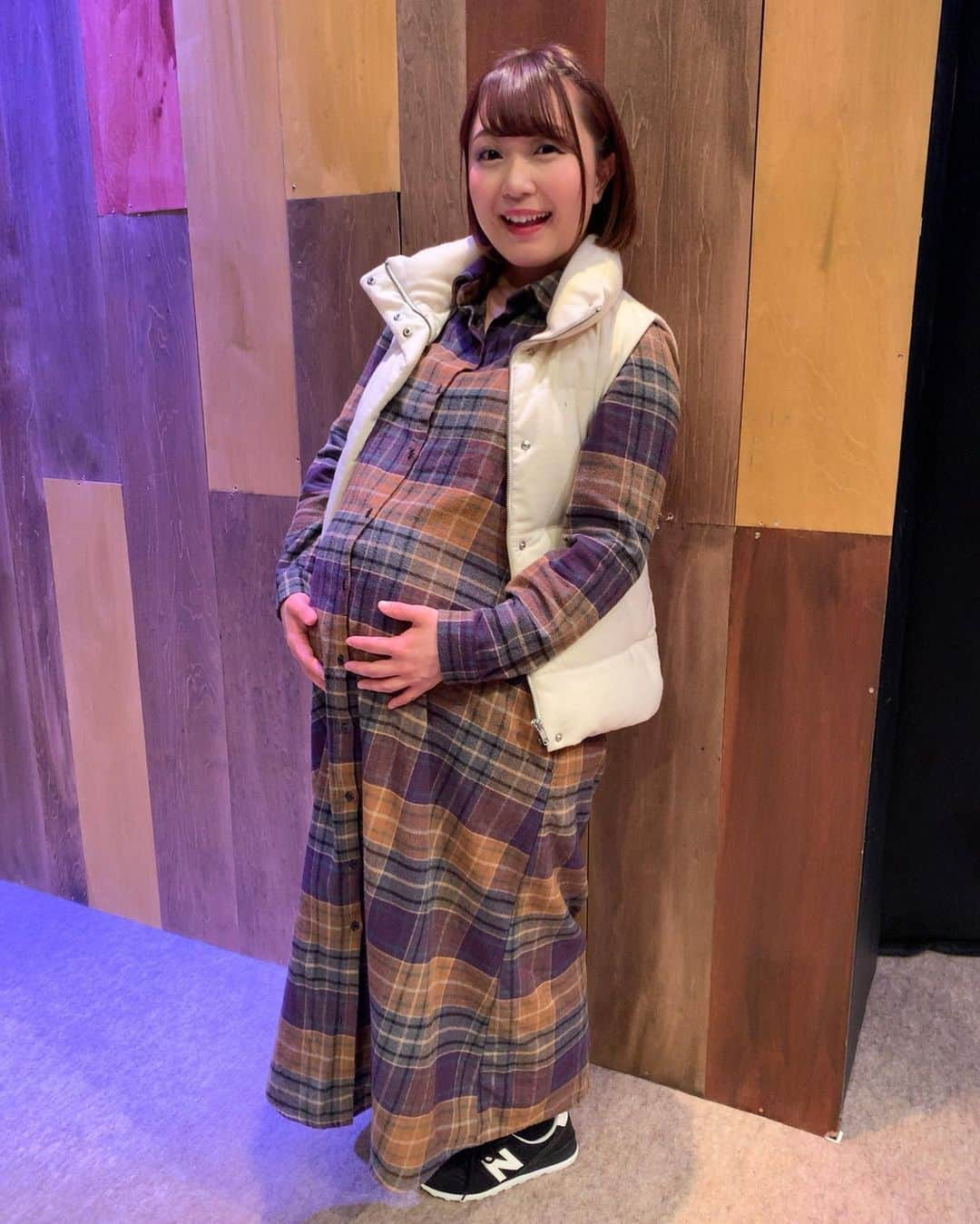 嶋梨夏さんのインスタグラム写真 - (嶋梨夏Instagram)「舞台「スティングガールズ」では、初めて妊婦さんの役をさせて頂きました✨動きも感情も、妊婦さんってどんな感じなんだろうと日々研究でしたが、正義感が強く、優しく厳しく、旦那さんへの愛たっぷりな包容力の塊のような久保田仁美という人間を通して色々なことを学ばせて頂きました😌✨お稽古から本番の期間で母性が溢れすぎて本当に子どもが欲しくなってしまいましたが😂とーっても楽しかったです🤰🏻✨✨✨ #舞台 #スティングガールズ #ザムザ阿佐ヶ谷 #妊婦 #妊婦さん #マタニティ #役者 #stage #アラサー女子 #丸顔 #ショートボブ #ぷに子 #photooftheday #JAPAN #japanesegirl #avex #avexmanagement #instagood #followme #シマリカコーデ #ricashima #嶋梨夏」1月21日 22時21分 - shimarica_jp