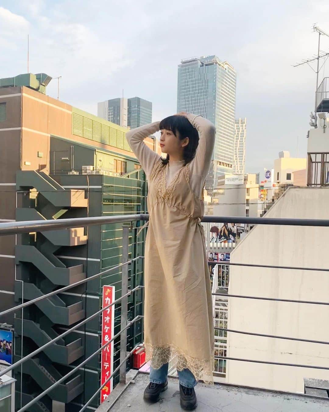 小川暖奈のインスタグラム：「甘すぎないレースのワンピース🪐 夏は、古着のTシャツに合わせて着たいなぁと思ってます。。 腰のリボンで〝ギュッ〟を調整出来るのよ @andronlineshop . . つまり一年中着れるやつだね！最高！🦢🥚 重ねてるメローリブニットも、発売中です。 . #andR#レースワンピ#コーデ #小川がセレクトしたやつ」