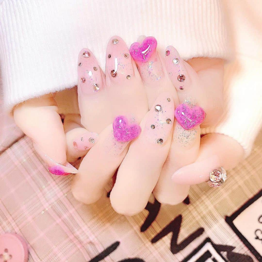 のインスタグラム：「バレンタインネイル🍫💗 理想すぎるぷっくりつやつやネイルに毎月お世話になってる @bianca_m2s さんにお願いしたよー💅🏼💗💗💗 めっちゃかわいくない？(*´ ˘ `ㅅ)🍒 #ハートネイル #バレンタインネイル #3dネイル #韓国ネイル #サンリオネイル #ピンクネイル #バレンタイン #ネイルデザイン #ネイルアート #キラキラネイル #ネイル #ストーンネイル #ネイルサロン #新宿ネイルサロン」