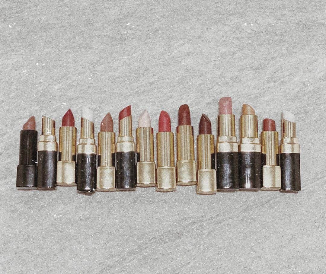 JUNNAのインスタグラム：「お気に入りのCHANELリップを並べて... CHANELのリップスティックは オケージョンドレスを纏う様な何処か特別な存在。  何か足りないな〜🤔って時に プラスするアクセサリーの様な感覚で  Tシャツにデニム、フラットシューズ。 ちょと女度が足りなかったかな...そんな時にもサッと ひとさじのモードをプラスしてくれる。  普段はベージュリップが多い私ですが CHANELでは赤を選ぶ率が高め。  ひと塗りで洒落顔にしてくれる赤が見つかるから。  そんなCHANELリップスティックの代表的 「ルージュ　アリュール」と「ルージュ アリュール　ヴェルヴェット」のゴールドホルダー底部分に カメリアが象られた限定パッケージのコレクション 「 #ルージュアリュールカメリア 」が限定発売。  初めて見るカメリアリップに テンションが上がります🙌  マドモアゼルが最愛の人、ボーイ　カペルから初めて贈られた花束。マドモアゼルが最も愛した花カメリア。  CHANELにカメリアモチーフが取り入れられたのは 1913年それから、ファッションやジュエリー あらゆる素材・形に姿を変えながら CHANELのクリエイションに深く結びついていったのは有名なお話し...。 ギフトにも良いなと思える ストーリー💋のあるリップ☺️ ・ ・ #CHANEL #chanelmakeup #chanellipstick #シャネル #シャネルコスメ #シャネルリップ #junna💋  #リップ#コスメ」