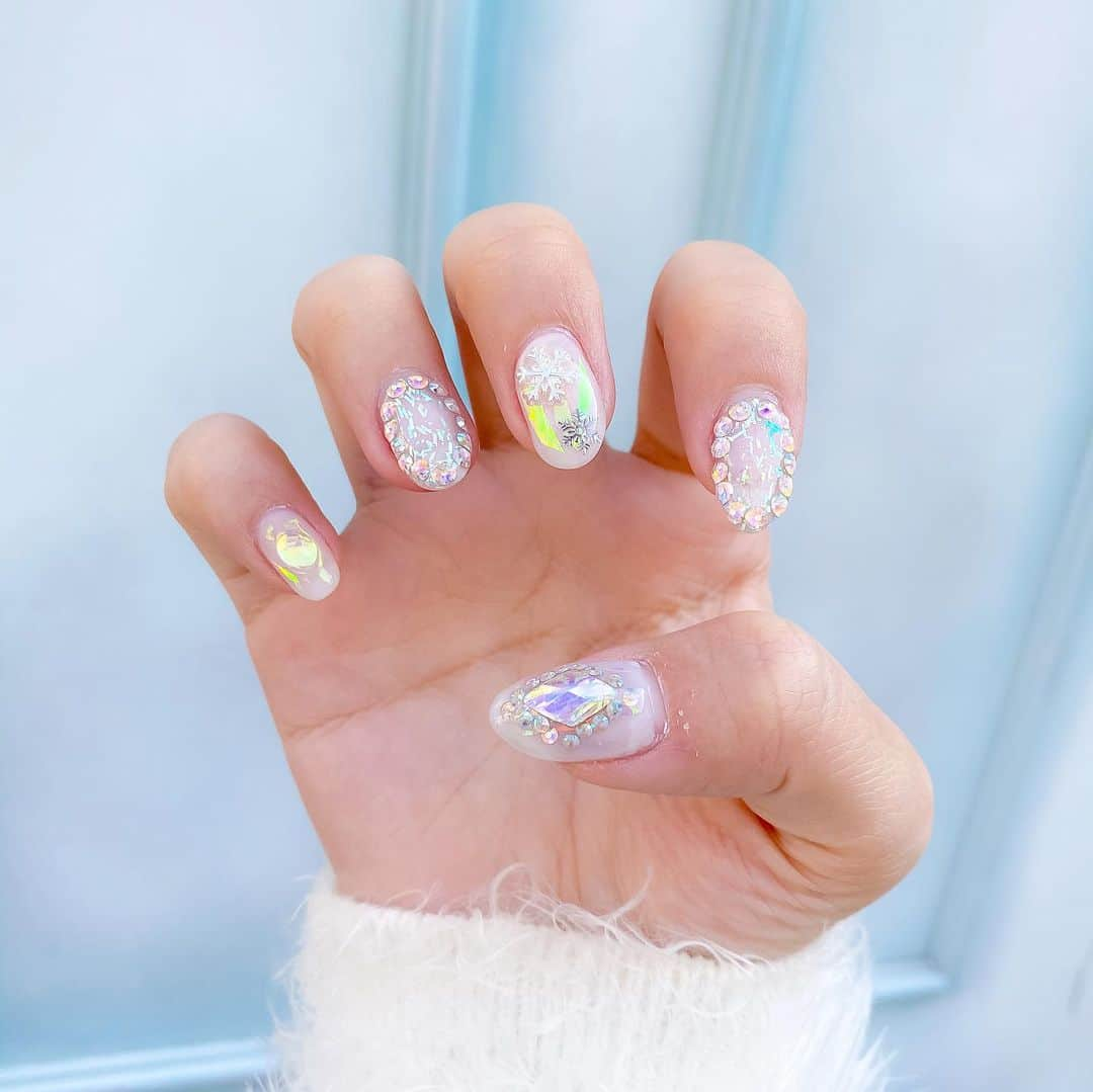 tomomi ❤︎ よしはしともみ ❤︎さんのインスタグラム写真 - (tomomi ❤︎ よしはしともみ ❤︎Instagram)「. . ❄️✨☁️New Nail☁️✨❄️ . . 今流行りのオーロラネイルに初挑戦💅🏻🧊 キラキラにしてもらって 冬感でる雪の結晶もつけてもらって大満足〜⛄️ . @parkbytokyo の @honda_parkbytokyo さんに 可愛くしてもらったよ👼🏻❄️ . ありがとうございました🛁💕 . #nail #newnail #snownails #parkbytokyo #whitenails #ネイル #ネイルデザイン #オーロラネイル #冬ネイル #冬ネイル2020 #雪ネイル #パークバイトーキョー #渋谷ネイルサロン #parkbytokyo渋谷店 #ホロネイル #ちゅるんネイル #韓国ネイル」1月21日 22時33分 - tomomi_yoshihashi