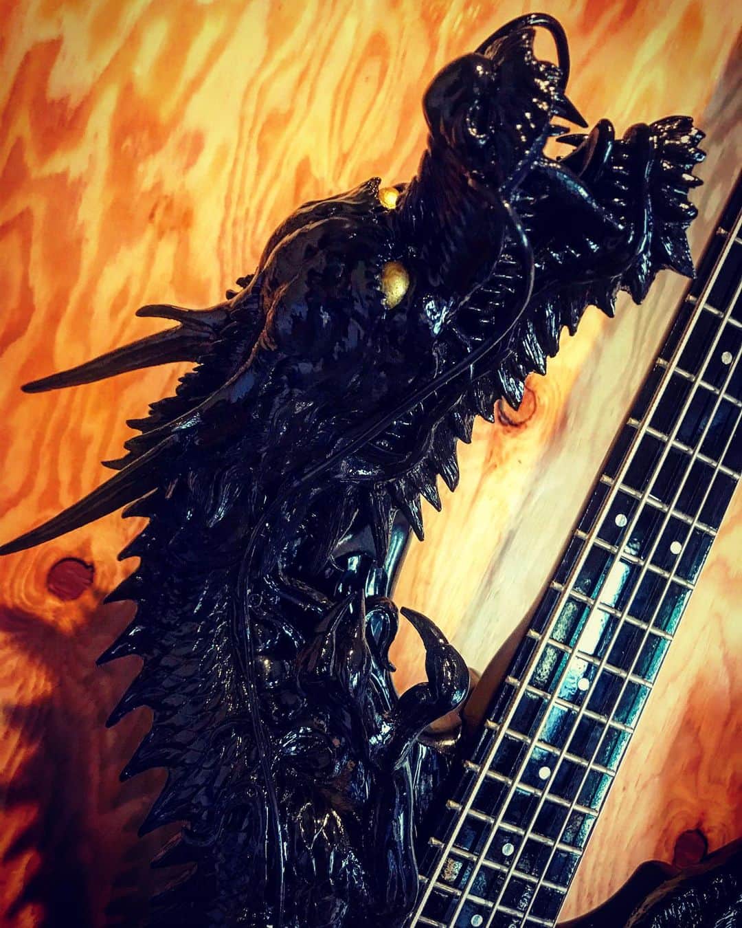 Ju-kenのインスタグラム：「#Dragonbass 🔥🔥🔥 made by @iwakura.x #戦国時代　#bass #5strings #warwickstreamer #龍」