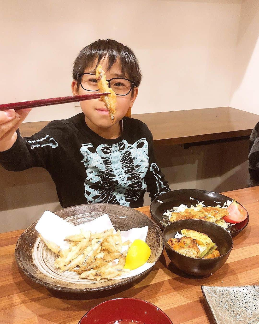 みきママさんのインスタグラム写真 - (みきママInstagram)「【頭が賢くなる揚げ物です！！】﻿ ﻿ ﻿ ﻿ ﻿ ﻿ ﻿ うちの男子が好きな料理は、天ぷら、唐揚げ、とんかつ（フライ）です！！3大揚げ物料理が好きです。﻿ ﻿ ﻿ ﻿ ﻿ ﻿ ﻿ ﻿ 今夜は、きびなごの天ぷらと、鯵のフライにしよう！！カルシウムたっぷりだから、受験生にぴったりです！！﻿天ぷらもフライも外食本に載っています。 ﻿ ﻿ ﻿ ﻿ ﻿ ﻿ ﻿ はる兄と杏ちゃん「鯵フライ、うまー。」﻿ ﻿ ﻿ ﻿ ﻿ ﻿ ﻿ ﻿ ﻿ れんちび「天ぷら、サクサク〜」ってさ。﻿ ﻿ ﻿ ﻿ ﻿ ﻿ ﻿ ﻿ ﻿ ﻿ れんちびは2月頭に本番の入試です。れんちびって、ぼーっとしたら1時間です。毎日、やる気を起こさせるために、私も旦那も一苦労です。お前さん、大丈夫か？﻿ ﻿ ﻿ ﻿ ﻿ ﻿ ﻿ ﻿ もう、2週間です。一瞬だよ。 ﻿ ﻿ ﻿ ﻿ ﻿ ﻿  食べ終わると、はる兄は勉強へ、れんちびは「おやすみー」ってさ。﻿まったく焦りはありません。 ﻿ ﻿ ﻿ ﻿ ﻿  れんちび、まじで、大丈夫？ . . . . #みきママ #鯵フライ #アジフライ #天ぷら #きびなご #受験生 #fnceats #foodnetwork」1月21日 22時43分 - mikimama_official