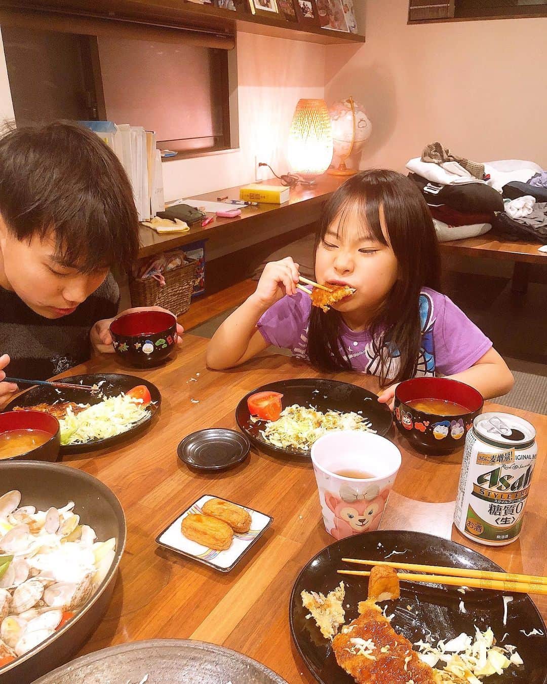 みきママさんのインスタグラム写真 - (みきママInstagram)「【頭が賢くなる揚げ物です！！】﻿ ﻿ ﻿ ﻿ ﻿ ﻿ ﻿ うちの男子が好きな料理は、天ぷら、唐揚げ、とんかつ（フライ）です！！3大揚げ物料理が好きです。﻿ ﻿ ﻿ ﻿ ﻿ ﻿ ﻿ ﻿ 今夜は、きびなごの天ぷらと、鯵のフライにしよう！！カルシウムたっぷりだから、受験生にぴったりです！！﻿天ぷらもフライも外食本に載っています。 ﻿ ﻿ ﻿ ﻿ ﻿ ﻿ ﻿ はる兄と杏ちゃん「鯵フライ、うまー。」﻿ ﻿ ﻿ ﻿ ﻿ ﻿ ﻿ ﻿ ﻿ れんちび「天ぷら、サクサク〜」ってさ。﻿ ﻿ ﻿ ﻿ ﻿ ﻿ ﻿ ﻿ ﻿ ﻿ れんちびは2月頭に本番の入試です。れんちびって、ぼーっとしたら1時間です。毎日、やる気を起こさせるために、私も旦那も一苦労です。お前さん、大丈夫か？﻿ ﻿ ﻿ ﻿ ﻿ ﻿ ﻿ ﻿ もう、2週間です。一瞬だよ。 ﻿ ﻿ ﻿ ﻿ ﻿ ﻿  食べ終わると、はる兄は勉強へ、れんちびは「おやすみー」ってさ。﻿まったく焦りはありません。 ﻿ ﻿ ﻿ ﻿ ﻿  れんちび、まじで、大丈夫？ . . . . #みきママ #鯵フライ #アジフライ #天ぷら #きびなご #受験生 #fnceats #foodnetwork」1月21日 22時43分 - mikimama_official