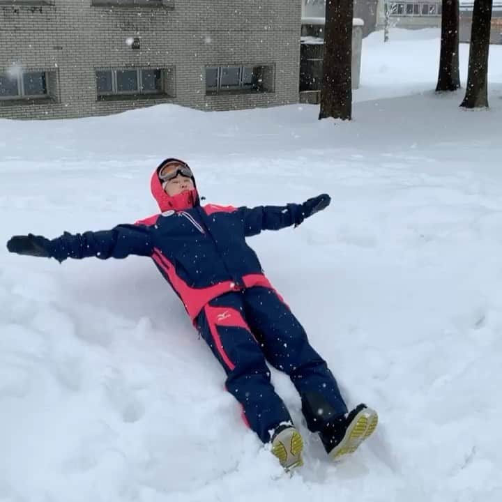 菊池沙都のインスタグラム：「雪は浅く、下はすぐ石だった☃️ 頭ゴンっていったとても痛い。 雪に埋もれる瞬間撮れてなかった。 #インスタ映え狙った#自分は萎えた #湯沢パークスキー場#スノーボード でもスノーマジックでなんでも楽しかった☃️💓」