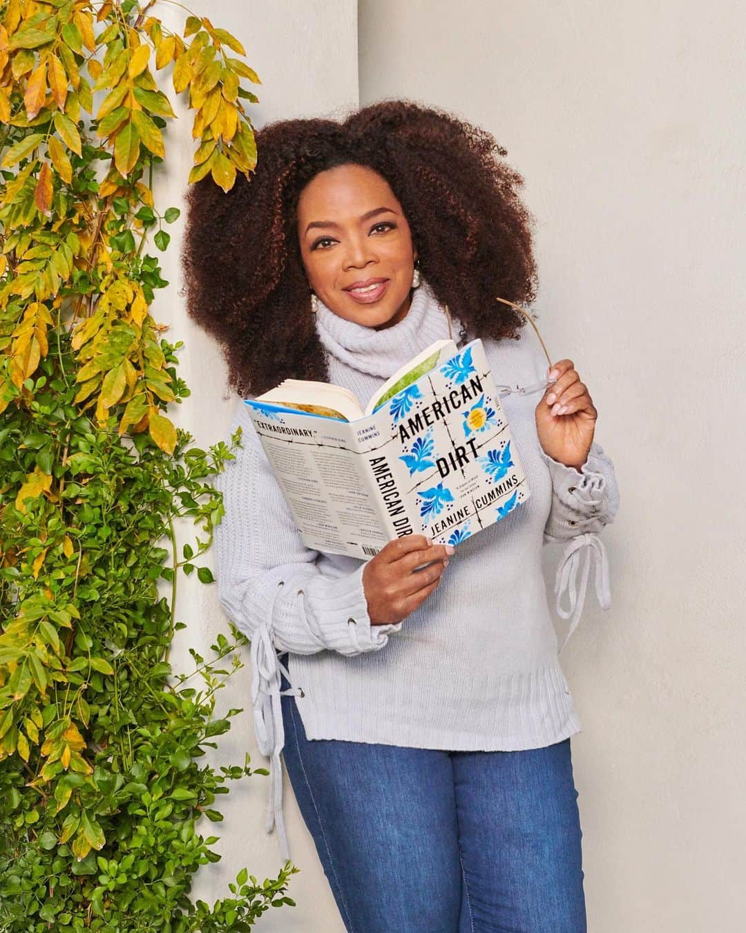オプラ・ウィンフリーのインスタグラム：「Hello, fellow book lovers! My next book club selection is “American Dirt” by @jeaninecummins. From the first sentence, I was IN. Like so many of us, I’ve read newspaper articles and watched television news stories and seen movies about the plight of families looking for a better life, but this story changed the way I see what it means to be a migrant in a whole new way. Tap the link in my bio to grab yourself a copy and follow @oprahsbookclub to join the conversation. We’ll start discussing it soon 📚 #ReadWithUs」