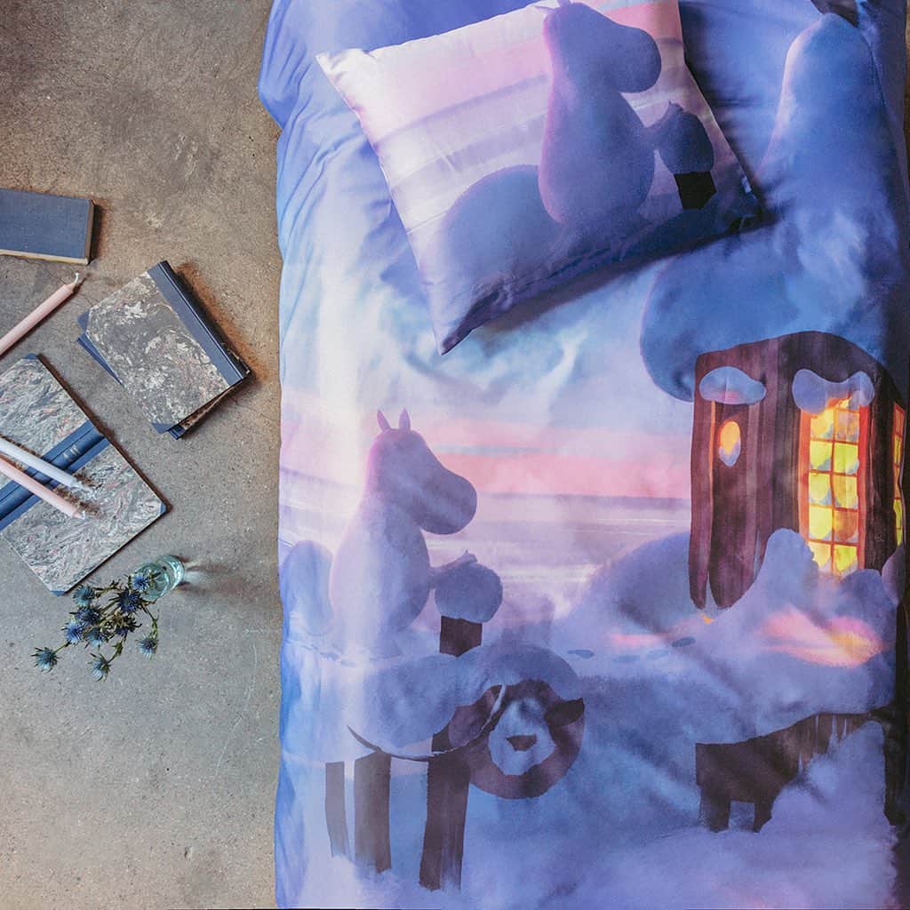 ムーミンさんのインスタグラム写真 - (ムーミンInstagram)「The magical Moominvalley Winter duvet cover set features a beautiful scenery from the #Moominvalley animation series. What is your favourite season?❄️🌬 ❄️ You can find the satin duvet cover set on 👉 moom.in/winterduvet ❄️ #moomin #moominofficial #finlayson #moominbyfinlayson」1月21日 22時57分 - moominofficial