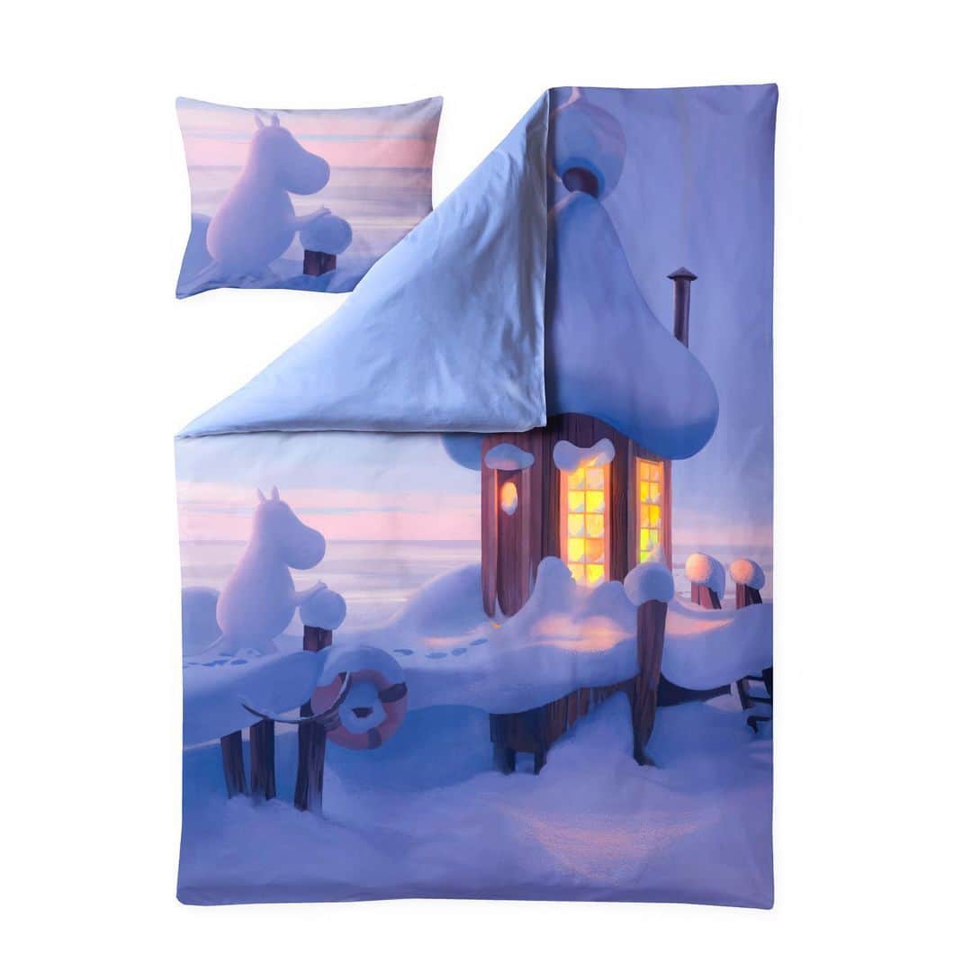 ムーミンさんのインスタグラム写真 - (ムーミンInstagram)「The magical Moominvalley Winter duvet cover set features a beautiful scenery from the #Moominvalley animation series. What is your favourite season?❄️🌬 ❄️ You can find the satin duvet cover set on 👉 moom.in/winterduvet ❄️ #moomin #moominofficial #finlayson #moominbyfinlayson」1月21日 22時57分 - moominofficial