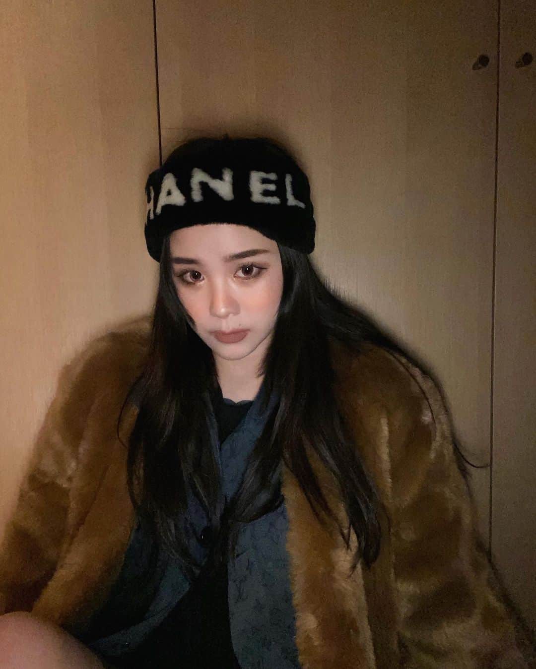 Abby Chenのインスタグラム：「很多人問我為什麼想學畫畫，第一是興趣、第二是我想要更豐富自己，一開始我就是想著多去接觸不同美的產業，讓自己體驗不同而能有所收穫，我並沒有先想過說我學習後能變得多厲害很會畫畫，而是我相信在這個學習過程中能夠得到很多啟發甚至性格上的改變～ 透過接觸不同美的產業去碰撞激發培養自己的美感也和不同產業的人交流，這就是我最想要的過程！ 有時候學習就是這樣，往往能夠讓你成長最多是在過程中的體驗不是結果，而結果就是在體驗經歷當中你願意付出多少時間努力去得到，最後你會因此慢慢地更認識自己、更懂得怎麼去追求完整你的人生，而成為更好的人❤️ 如果你永遠把能夠得到什麼結果先擺在第一而去考慮選擇，那麼成長是有限的，不去預設才是無限大！」