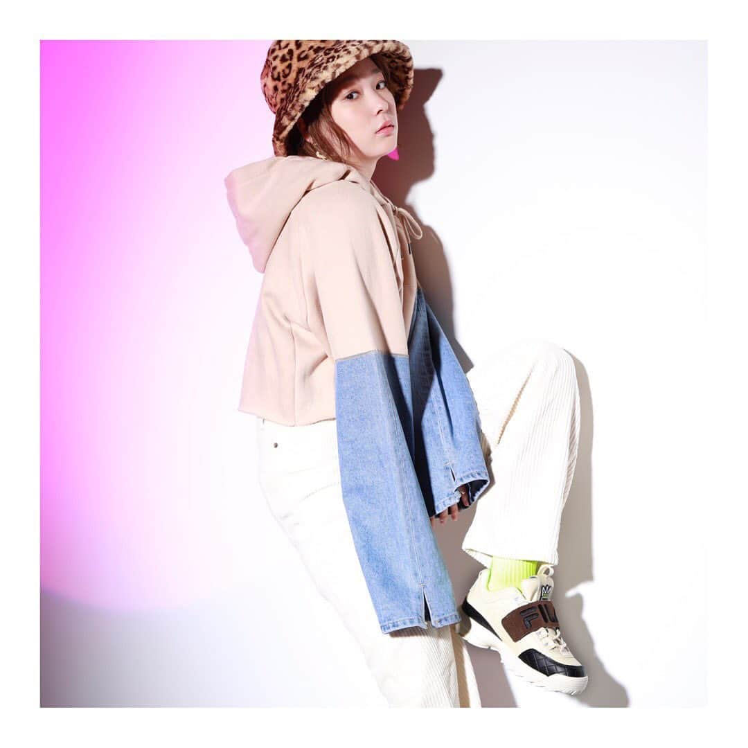 高槻かなこさんのインスタグラム写真 - (高槻かなこInstagram)「. Takatsuki Kanako × atmos pink 5th Collection . 第4段のソックスとも相性バッチリ👍🏻🥺 スニーカーはユニセックスです！メンズコーデも楽しんでね👬⭐️ . . FILA X ATMOS PINK X TK2 DISRUPTOR 2 APPLIQUE SIZE：22.5cm～28.0cm、29.0cm PRICE：¥11,000 (+tax) . . #atmospink #TK2 #FILA #filadisruptor2」1月21日 22時57分 - kanako.tktk