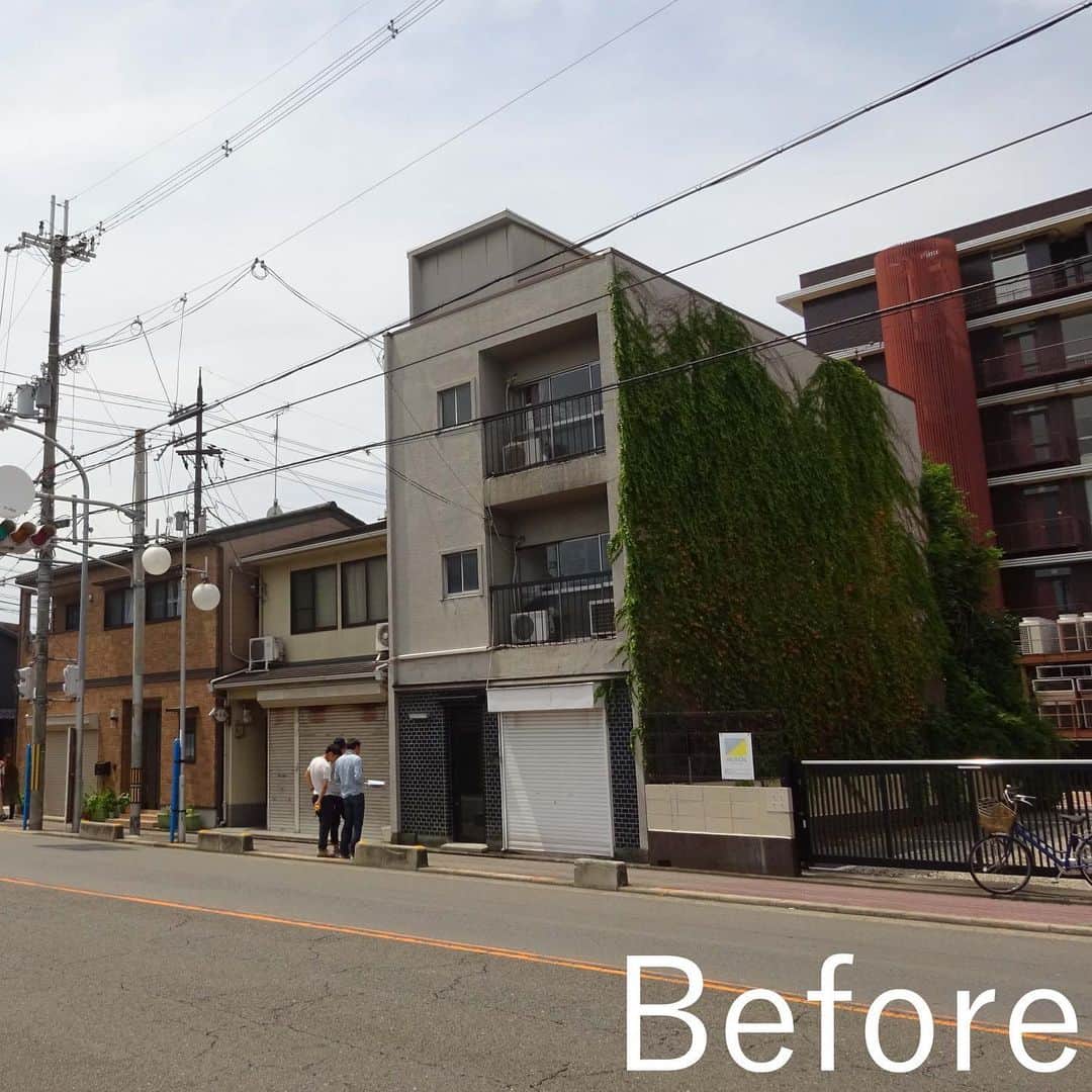 Horibe Associates co., ltd. さんのインスタグラム写真 - (Horibe Associates co., ltd. Instagram)「・ House in Higashikujo  1・2階を店舗とする鉄骨3階建て住宅のフルリノベーション  建物中央に吹抜けを新たに挿入、屋根には電動開閉式のトップライトを設置して空間の繋がりと採光通風を確保しました。 ------------------------------------------ プロジェクトの全ての写真はプロフィール欄のリンクよりウェブサイトリンクへ works-RENOVATIONにてご覧いただけます ------------------------------------------ more→@horibeassociates ------------------------------------------ 写 真　大竹央祐 @yotk__ ------------------------------------------ #architecture#architcturephotography#architects#architettura#instahouse#instahome#Architektur#リノベーション#リフォーム #renovation#トップライト #houserenovation #minimalism #minimalist#ミニマル#architect#architecturephoto#architecturephotografy#japanesehouse #japan #house#architecturelovers#архитектура#arquitetura#架构#架構 #architettura#Kiếntrúc#arquitectura#สถาปัตยกรรม#Architektur#Arkitektur＃stair＃stairs」1月21日 23時00分 - horibeassociates