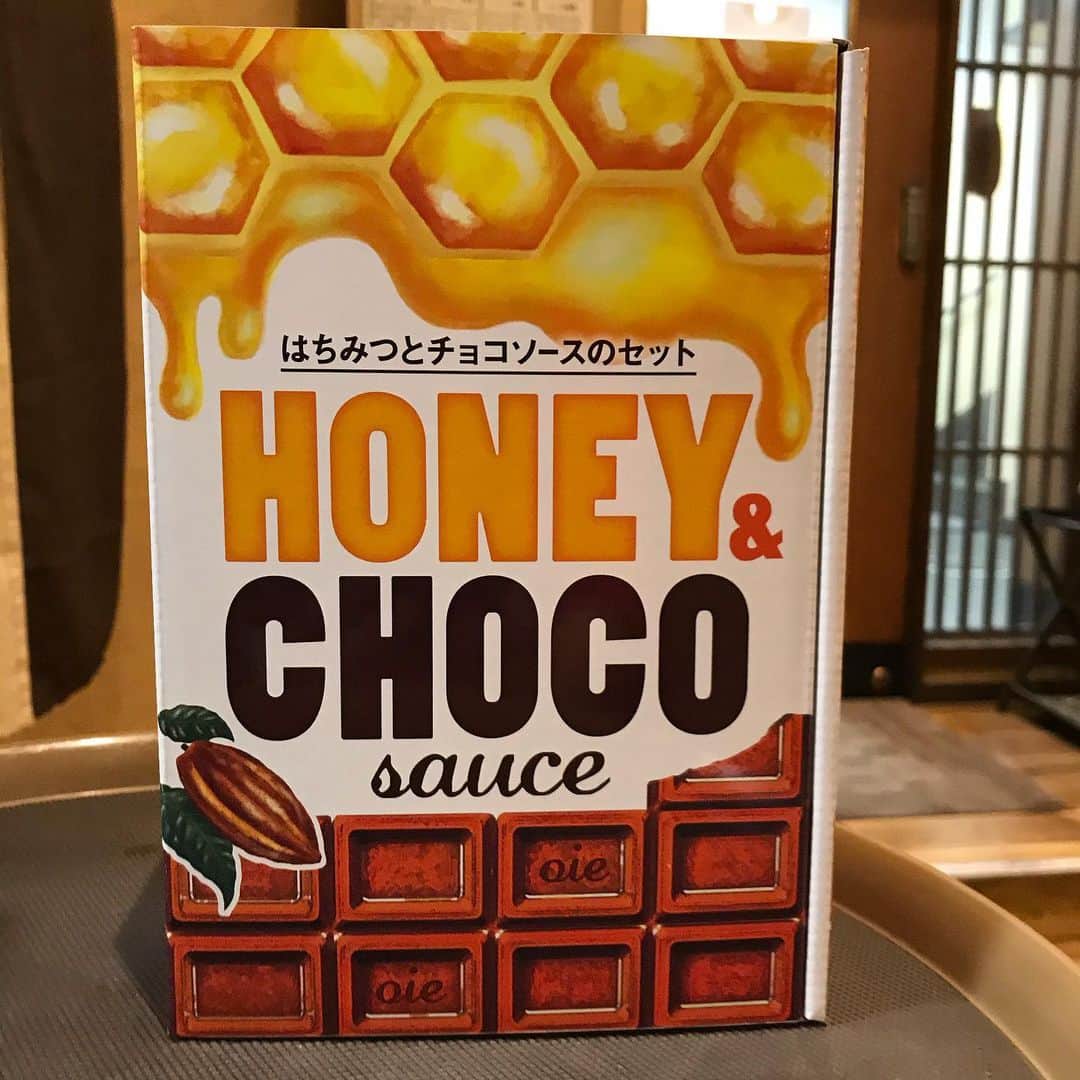 鶏魚 谷町のインスタグラム：「鶏魚です！しーちゃんです🎶 うちの店長が、業者さんの展示会に行ってきましたー❗️❗️ #うちの店長行って来たよ #尾家産業 #鶏魚 #大阪 #谷町四丁目 #駅近 #セルフ飲み放題 #地域最安値 #コース #座敷 #個室 #貝盛り放題 #ガンガン焼き #あさり #はまぐり #ホンビノス貝 #牡蠣 #さざえ #飲み会 #女将」