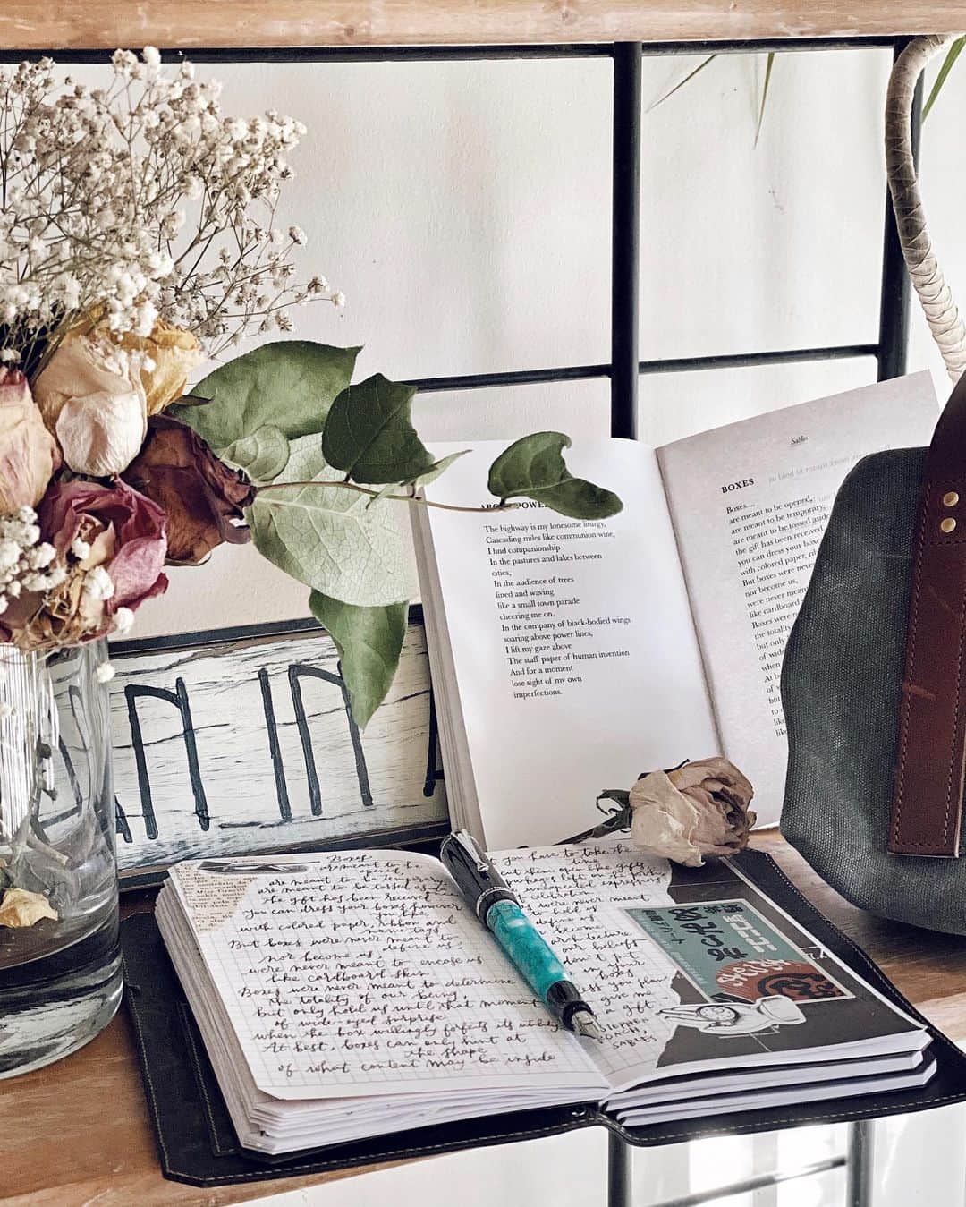 Catharine Mi-Sookさんのインスタグラム写真 - (Catharine Mi-SookInstagram)「A pocket of poetry and refuge on a Tuesday afternoon. How is everyone’s week going so far? It is bitterly cold here and I’m sort of glad because I’m feeling the need to take extra time for quiet spaces and slower paces in the gift of a warm home. . . . . Introducing the Turquoise Nights Duragraph Fountain Pen by @conklinpens_official (gifted by Conklin). I love how it can brighten up any writing space by day yet add mystique in its stunning hue like an aurora sky at twilight. What ink would you pair with this pen? . . . Creative nook: Vagabond Notebook in NWF Dark Brown & the graph refill insert @franklinchristoph - link in bio. Dopp Kit in slate @pegandawl. Stickers @kiroku.de. Sables book of poetry by @ruckusmoped. . . . #journaling #conklinpens #teamconklin #yafapartner #fountainpens #fountainpenaddict #vagabondnotebook #franklinchristoph #scrapbooking #scrapbooklayout #travelersnotebook #pegandawl #waxedcanvas #petalsandprops #stationeryaddict #teamkiroku #stationeryshop #journallove #creativespaces #shelfies #ofquietmoments #slowlived #slowlivingforlife #hyggelife #bookaesthetic #thebookstagram #postitfortheaesthetics #thedailywriting #loveforanalogue」1月22日 4時34分 - catharinemisook