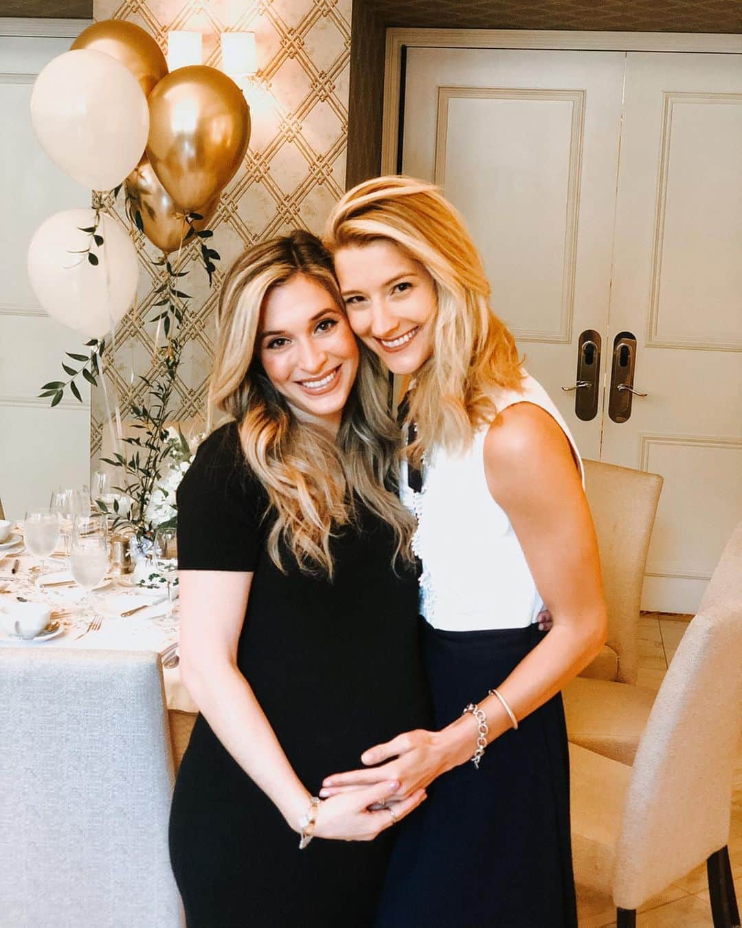 ベッキー・ベレスウィルのインスタグラム：「Showering baby Lites with all the love! @mrslightsoutlites & @lightsoutlites can’t wait to meet your perfect ⭐️! 👶💙」