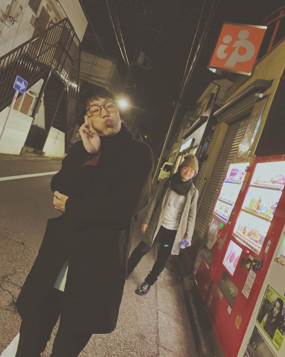 佐々木崇博（うるとらブギーズ）さんのインスタグラム写真 - (佐々木崇博（うるとらブギーズ）Instagram)「一昨日の夜中。銭湯前。いい写真撮れました。  #銭湯 #夜中 #ななまがり森下 #男性ブランコ平井」1月21日 23時14分 - bugizutakahiro