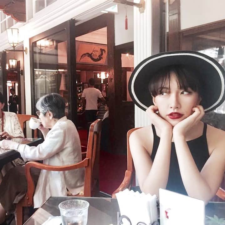 RIKAPEPEのインスタグラム：「過去を振り返るのは苦手なのですが、ちょこっと覗いてみました。そこには、世間知らずで懸命に今を生きている1人の女の子がいました。お金も誇れるものもなく、ただ夢を持って楽しそうに生きていました。無知というのは大変危険だけど、毎日がはちゃめちゃで、アドベンチャー。彼女を少し羨ましく思いました。大人になるのも好きですが、若さって素晴らしいと思う。皆にもそんな時代、あったかな？毎日懸命に生きるって大事。  #デートスポット」