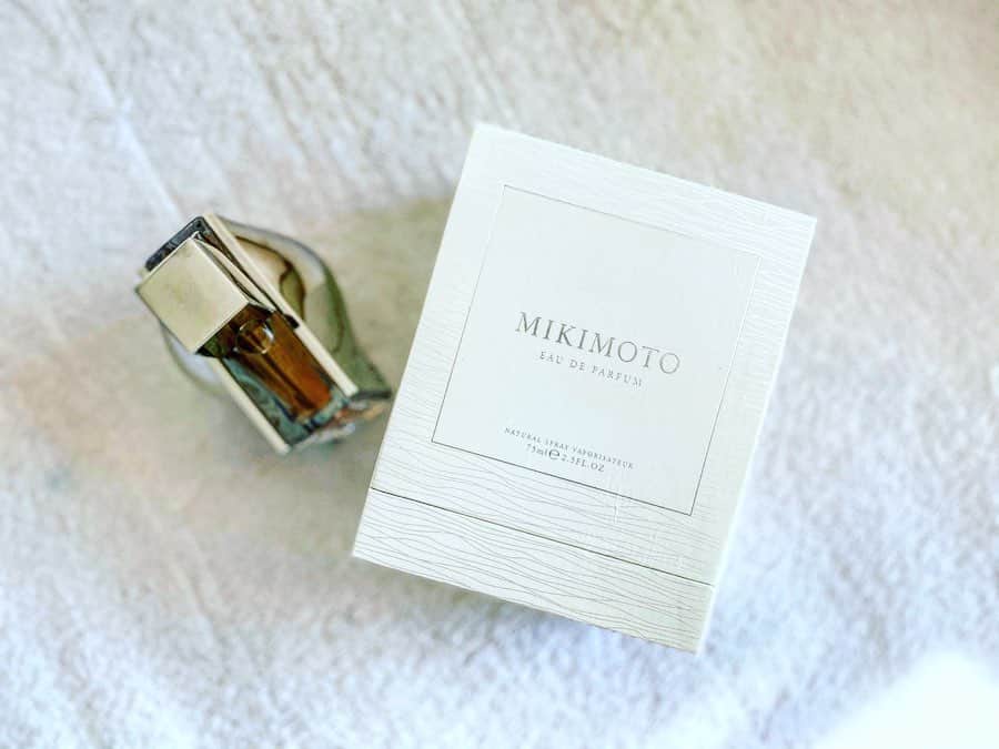 廣瀬規子のインスタグラム：「@official_mikimoto から 1/25発売の ブランド初となるフレグランス「MIKIMOTO EAU DE PARFUM」。 ・ 先々月、ラジオでもご紹介させて頂きましたが、 日本の自然、文化、真珠が育つ海、森、、、 それらからインスピレーションを得て作られた香りは、 個人的な感想として、 海の爽やかさ、木のぬくもり、真珠の白さとキラメキが混ざり合って、とてもとても、美しい、魅力的な大人の香りのように感じます。 ・ とにかく香りが好きな私。 香りはお洋服と一緒で、私をなりたい私にさせてくれるもの。 ・ だから、その日のなりたい気分、出かけるシチュエーションを考えて1日の始まりに香りを選んでから纏うまでの時間は、ちょっとワクワクよりのドキドキなのです。 ・ このMIKIMOTO EAU DE PARFUMは、大人の自立した清らかさに、どこか謎めいた、もっと、もっと、深く知りたくなる何かを感じさせてくれるところがある香りなので、そんな自分になりたい時、 こっそりつけて、楽しんでいます🙈 ・ そして、実はこの香り。 プロジェクトを取り纏めていらしたのが、NY-東京-Hawaii-LAを行ったり来たりされている、とっても素敵で私の憧れの女性、Kimiko さん✨✨✨で、 ・ 尚且つ偶然にもイメージムービーに出演していたのが、 イマドキなカッコ良さ炸裂なのにむちゃくちゃハートが良い　　@takuma_iwasaki 。 ・ また、レセプションのPRをされていたのが、主にラグジュアリーブランドのPRをされていて、勝手にですが、私は『ボブマロさん』と親しみを込めて呼ばせて頂いている @miyabi_brandcommunications さん。。。 と、私にとっては、大好きな方々が関わっていて、 香り自体も大変好みだし、、、と、何かパワーをもらいたい時にも身に纏いたい特別な香りなのです✨✨✨ ・ ・ #mikimotoeaudeparfum  #mikimoto #pearl #ミキモト #真珠 #香り #perfume #parfum」