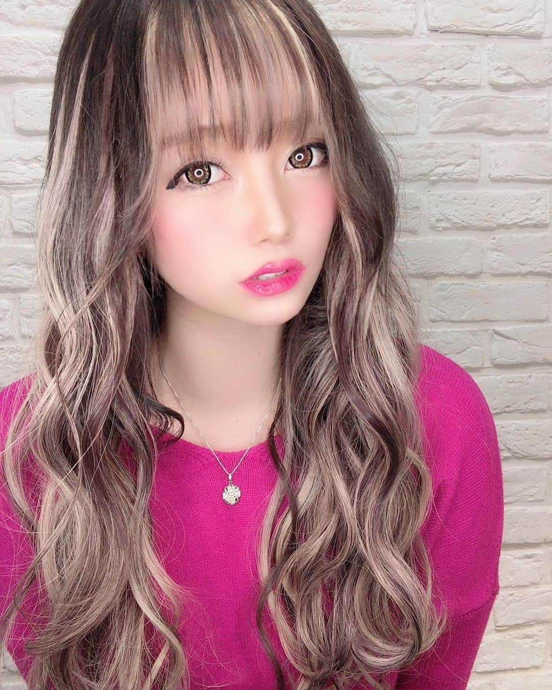 あさにゃん（川北愛紗奈）さんのインスタグラム写真 - (あさにゃん（川北愛紗奈）Instagram)「原色ネタ切れで暗くしたかったんだけど﻿ 派手さ残したくて結果こんな感じに🙈﻿ ﻿ ベースはグレージュ系2色﻿ ハイライトはホワイト系2色で﻿ ﻿ "4Dスペシャルハイライト"💡💓﻿ ﻿ インパクト付けたくて前髪もインナーに💋﻿ ﻿ @ankhcross_omotesando で﻿ @kei0926 の神テクで仕上がり最高！﻿ 結構お気に入りなんだけどどうかな？😺﻿ ﻿ ﻿ 《アンククロスグループ初回の方の﻿ InstagramDMからANDY @kei0926 ﻿ 指名予約に限り全メニュー20%オフ💫》﻿ ﻿ 新発売のロアエクステジョーカーが﻿ 初めての方はどなたでも1枚440円が無制限‼︎﻿ (定価は1本630円なのでとってもお得✌️)﻿ ﻿  #hair #haircolor #hairstyle  #派手髪 #メッシュ #冬カラー #winterhaircolor #前髪メッシュ #ハイライトカラー  #グレージュ #メッシュカラー #前髪エクステ #シールエクステ #뷰티스타그램 #머리스타그램」1月21日 23時12分 - asanyan0326