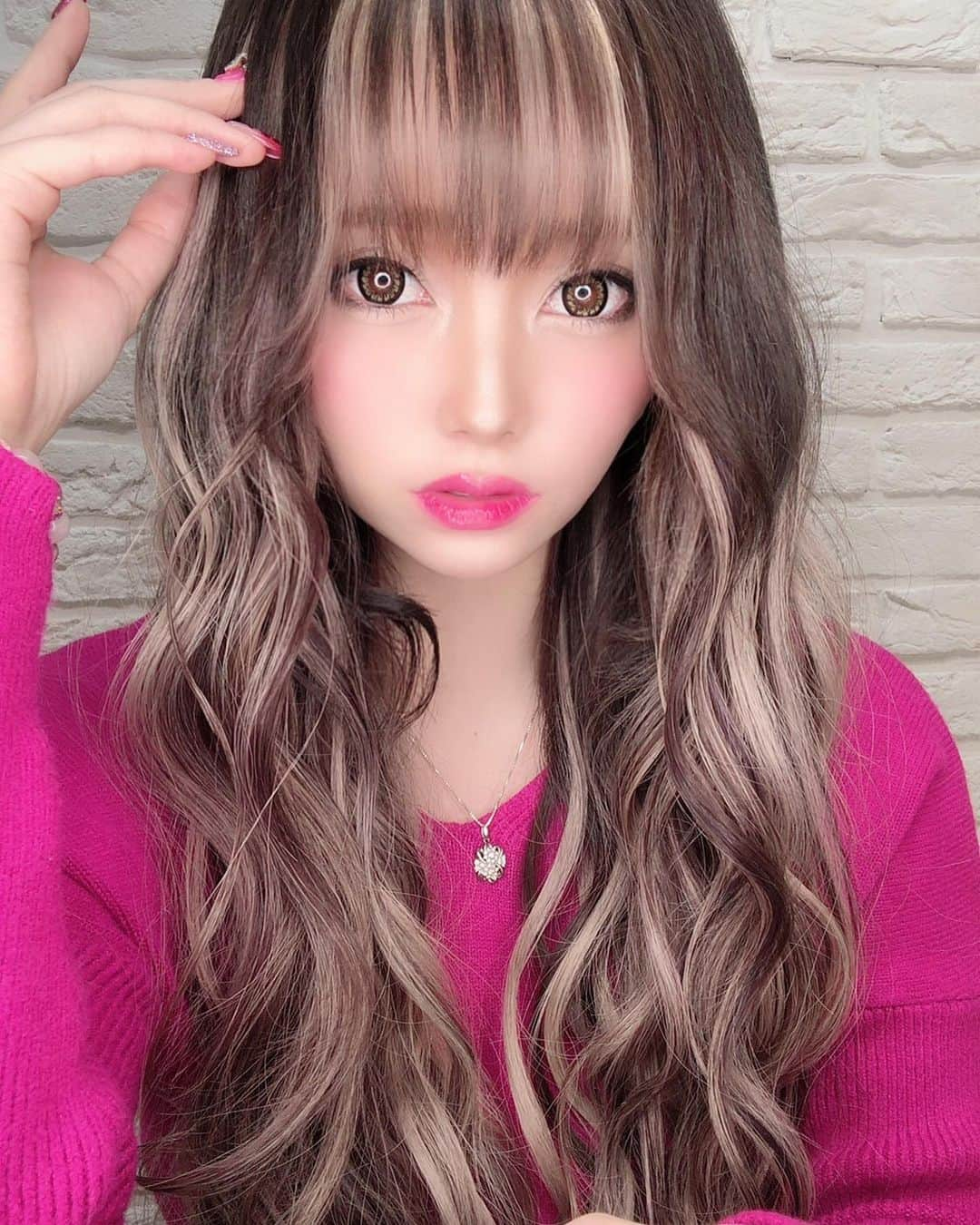 あさにゃん（川北愛紗奈）さんのインスタグラム写真 - (あさにゃん（川北愛紗奈）Instagram)「原色ネタ切れで暗くしたかったんだけど﻿ 派手さ残したくて結果こんな感じに🙈﻿ ﻿ ベースはグレージュ系2色﻿ ハイライトはホワイト系2色で﻿ ﻿ "4Dスペシャルハイライト"💡💓﻿ ﻿ インパクト付けたくて前髪もインナーに💋﻿ ﻿ @ankhcross_omotesando で﻿ @kei0926 の神テクで仕上がり最高！﻿ 結構お気に入りなんだけどどうかな？😺﻿ ﻿ ﻿ 《アンククロスグループ初回の方の﻿ InstagramDMからANDY @kei0926 ﻿ 指名予約に限り全メニュー20%オフ💫》﻿ ﻿ 新発売のロアエクステジョーカーが﻿ 初めての方はどなたでも1枚440円が無制限‼︎﻿ (定価は1本630円なのでとってもお得✌️)﻿ ﻿  #hair #haircolor #hairstyle  #派手髪 #メッシュ #冬カラー #winterhaircolor #前髪メッシュ #ハイライトカラー  #グレージュ #メッシュカラー #前髪エクステ #シールエクステ #뷰티스타그램 #머리스타그램」1月21日 23時12分 - asanyan0326