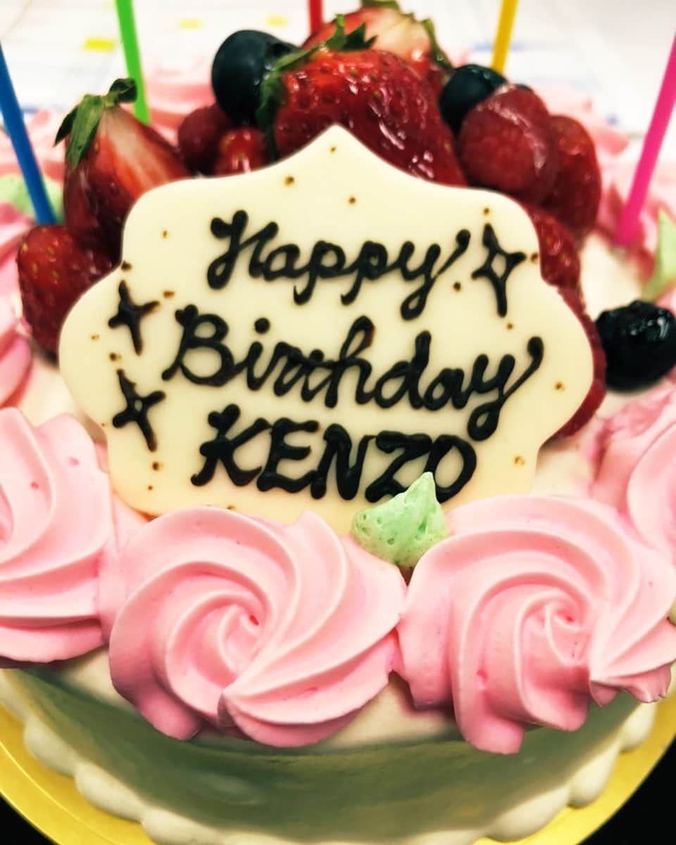 KENZO さんのインスタグラム写真 - (KENZO Instagram)「素敵な時間の誕生日になりました。 メンバーや沢山の方からメッセージや思いも頂き感謝でしかありません。 これからも皆さんよろしくお願いします🌈🎁 #DAPUMP #KENZO #誕生日 #感謝」1月21日 23時12分 - dapump.kenzo
