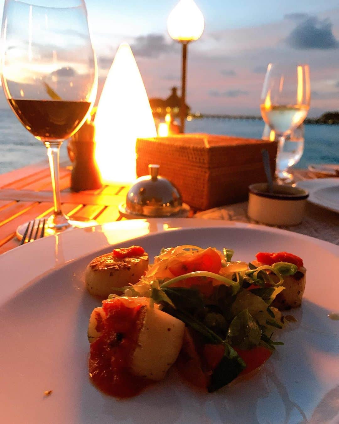 濱野りれさんのインスタグラム写真 - (濱野りれInstagram)「-— Romantic dinner👼💗 Do you want to have a romance with me?? Enjoy the colors that change from sunset to night😻💋 -— 今日はスペシャルディナー😻💗 シェフが道の先で私たちだけのために作って運んできてくれるの🥰 夕日からどんどん景色の色が変わっていくのを楽しんでね⏩🤍 -— -— #huvafenfushi#dreamisland# #Maldives#maldivesislands#maldives_ig#visitmaldives#maldivesresort#maldivestrip#romantictravel #romanticdinner #specialdinner  #overwatervilla #privateisland #luxuryvacation #oceanholic  #dreamvacation##paradiseisland#fivestarhotel#luxuryhotel#luxurytravel#privatepoolvilla  #フヴァフェンフシ#水上コテージ#五つ星ホテル#モルディブ#モルディブ旅行」1月21日 23時14分 - riregram