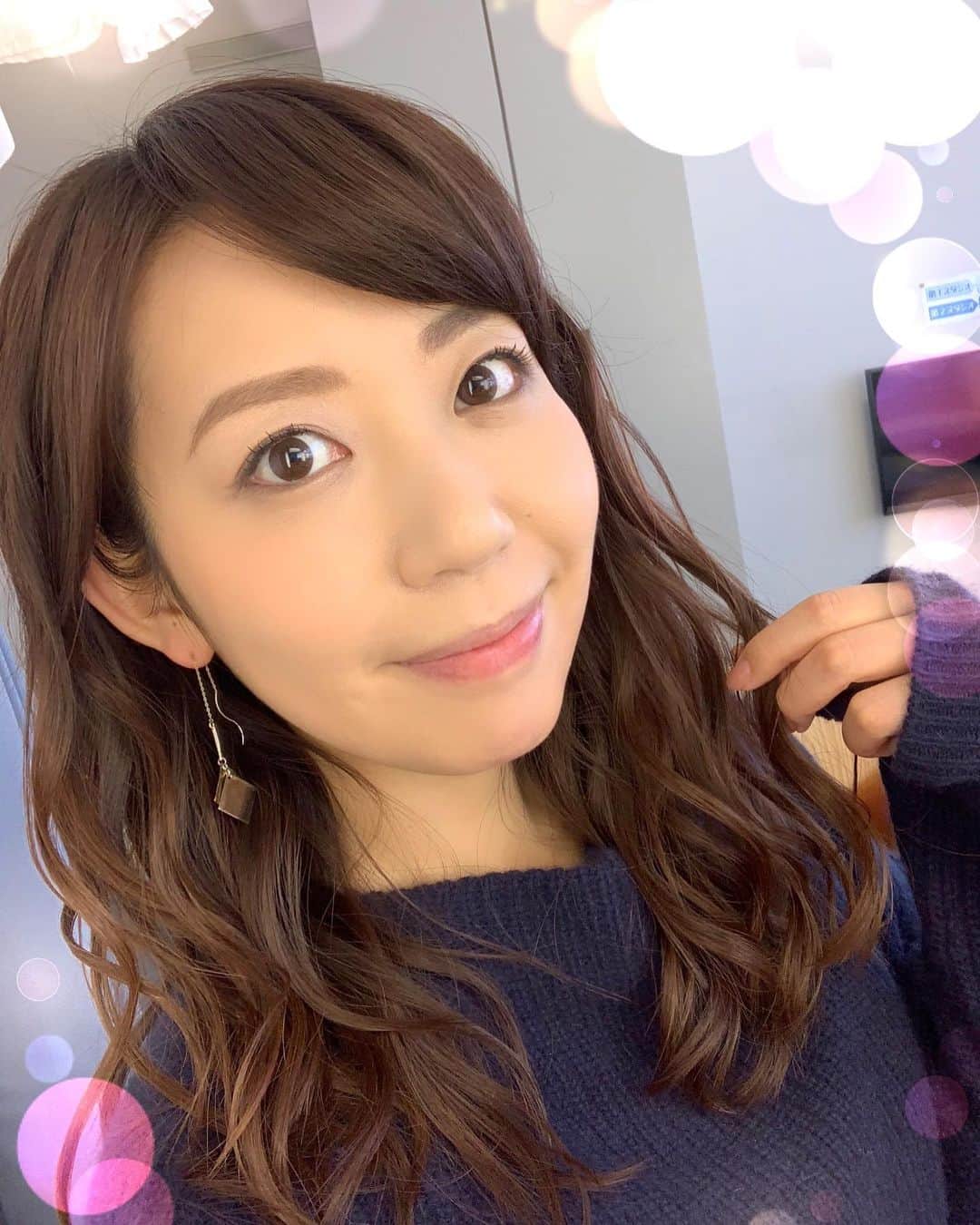 須黒清華のインスタグラム：「今日は朝から 「武田鉄矢の昭和は輝いていた」収録でしたー✨ 人生の先輩方の話がいつも心に響いて、今の時代を生きる私ももっと頑張らなければ‼︎ と思います🍀 . 今日の髪型✨この巻き具合好き〜♡ #武田鉄矢の昭和は輝いていた #武田鉄矢さん #昭和 #髪型 #ヘアスタイル #巻き髪 #巻き髪ロング」