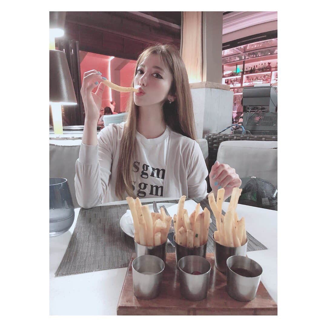 のインスタグラム：「🌺ハワイ🌴✨ 主人がポテト好きの私のために🍟探してくれたお店😋 ストリップステーキワイキキ✨✨ ほんまにポテトが美味しすぎた〜😍💓 キャビアの食べ比べとかお肉とか色々食べすぎてお腹はちきれそうだった🐷w ロイヤルハワイアンセンター内にあって、なんかフラダンスもしてたから一応撮っといたよ👍 ・ ・ #hawaii  #waikiki  #royalhawaiiancenter  #stripsteakwaikiki  #stripsteak」
