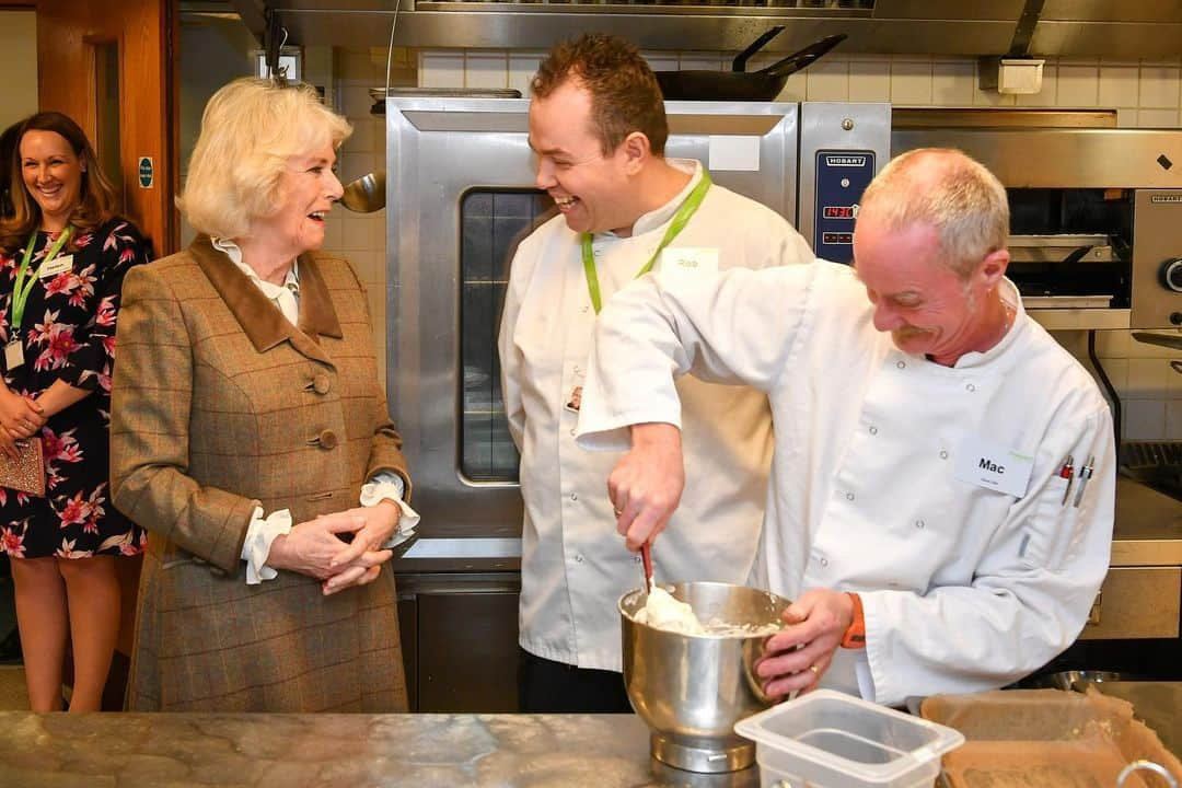 ロイヤル・ファミリーさんのインスタグラム写真 - (ロイヤル・ファミリーInstagram)「Congratulations to @prospecthospice, who celebrated their 40th anniversary this week!  The Duchess of Cornwall joined hospice carers and family members to mark the milestone and unveiled a new embroidery, hand-sewn by Marlborough Embroiderers Guild.  The hospice supports a community of more than 300,000 people in Swindon, Marlborough and North East Wiltshire, through a range of services for patients, including support after the death of a loved one.  HRH supports the hospice in her position as President.  During her visit she had tea with members of the Bereavement Support Group, who have lost relatives supported by the charity. . © PA Images」1月21日 23時31分 - theroyalfamily