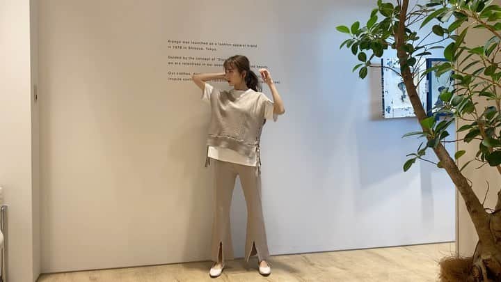 平木愛美のインスタグラム：「インスタ更新とってもあいちゃったー！！！ お撮影な日々を過ごしております📸 撮影ではきっとこの数日でも何千枚も撮ってるのに、、 インスタようの写真がなかなか 撮れておりませぬでしたっ🧸🌼 この動画は昨日。ベージュなワントーンコーデ可愛かったな🧡  撮影ではもう春です。 本日も寒空のでもとっても快晴なもと、皆さんとロケがんばりました💕✌︎」