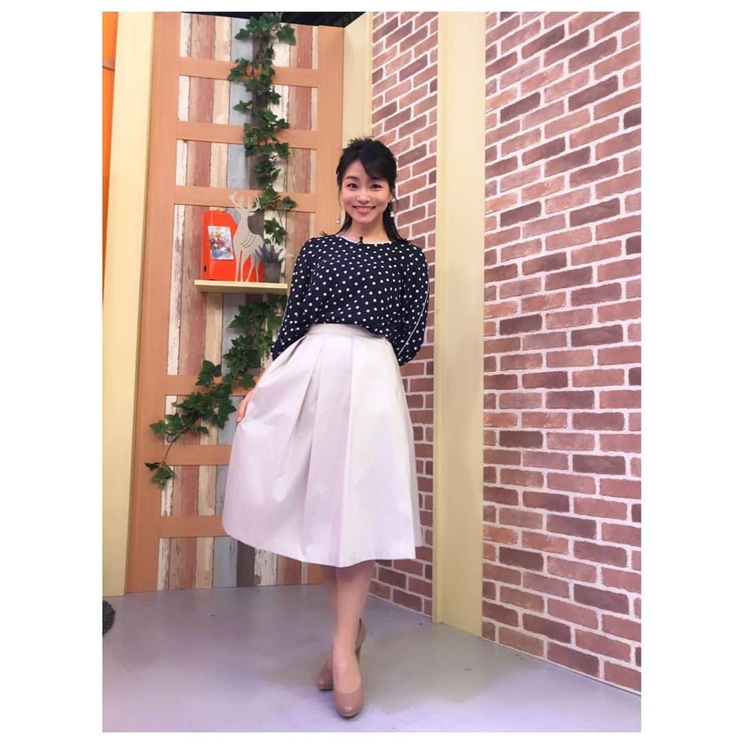 去来川奈央さんのインスタグラム写真 - (去来川奈央Instagram)「. キモイリ！衣装は ドット柄のネイビーブラウス。 delussoさんのセレクト💕 . この組み合わせ、好み☺️ スタッフからも好評でした〜🍋✨ . #ネイビーブラウス #ドット柄ブラウス  #スタイリストさん  #パーソナルカラー#delusso #デルッソ #アパレル #セレクトショップ #フリーアナウンサー #アナウンサー #アナウンサー衣装  #パーソナルカラー　#フリーアナウンサー去来川奈央 #去来川奈央」1月21日 23時37分 - nao.isagawa