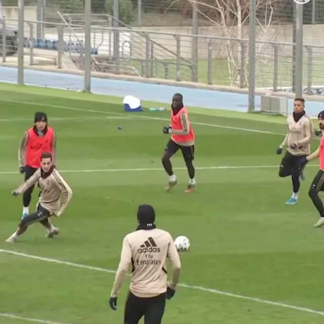 カルロス・テベスのインスタグラム：「Top corner 😉🎯」