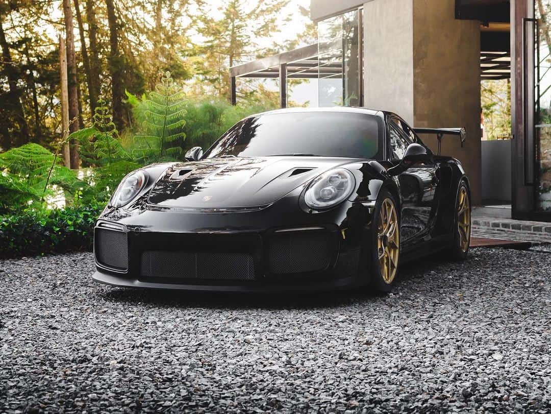 CarsWithoutLimitsさんのインスタグラム写真 - (CarsWithoutLimitsInstagram)「BE UniqUe/ Porsche 911 GT2 RS @uniquecar.co  @llerasbike Import 📸 @davidramirezmarin  #carswithoutlimits #gt2rs」1月21日 23時59分 - carswithoutlimits