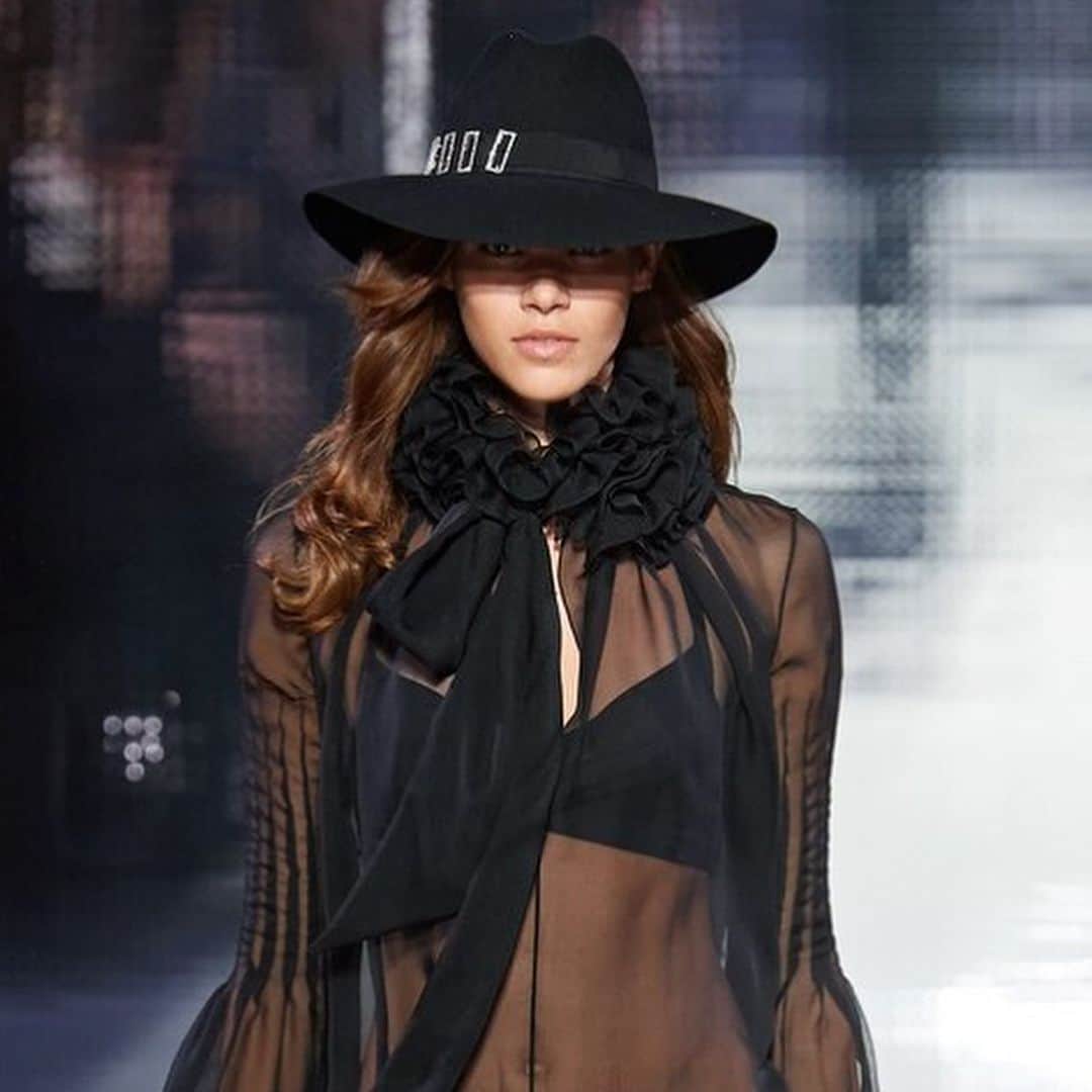 ポーリーヌ・オアロのインスタグラム：「I’d wear this whole look everyday !!! @azzaro_official you definitely read me !!! Thank you so much for having me 🖤」