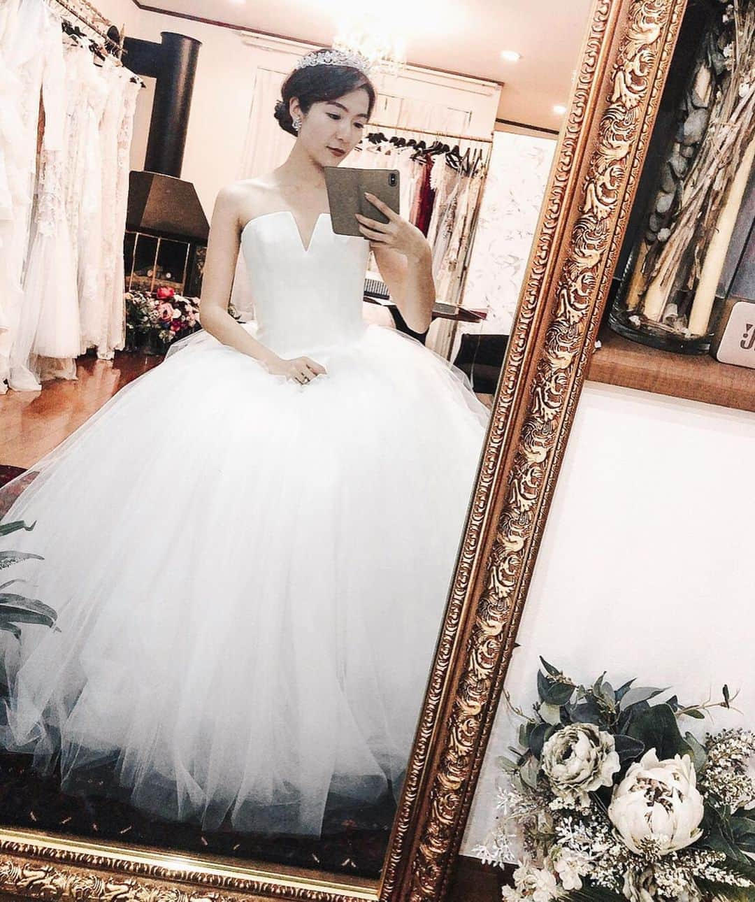 淡輪優希さんのインスタグラム写真 - (淡輪優希Instagram)「結婚式のご相談は @emah_wedding へ🕊 【#ブライダルアクセサリー 】 @reginacloset027 さんにすべてお任せ🥺💙マヤさんをはじめ、本当に#レジーナ のスタッフさんは皆さまアドバイスが頼もしすぎる！！✨ はじめは#ティアラ はキャラじゃないからつけるつもりはなかったのですが、冠をつけられる事なんて一生にそうないから!って、マヤさんに素敵なものを見立てて頂き、まんまと(笑)自分で"わぁ🥺✨"ってなりました。笑 数々の花嫁さんを見てきてらっしゃるのでその人にバッチリ合う物を的確に教えてくれます‼︎ 結局全シーン分のアクセサリーをヘアメイクをしながら合わせて一緒に選んで頂きました🙇‍♂️✨(当日#前撮り、#挙式、#披露宴、#二次会) しかもさすが#レジーナクローゼット なのは、アクセサリーはもちろんとにかくドレスがたくさんあるから、皆さんが憧れるようなブランドもきっと見つかるだろうし、私の当日着るドレスと同じものがあって、しっかり着ながら合わせられてもう大大満足🥺💙 感謝しかないです！！！#プレ花嫁 さんには絶対オススメ！前撮りとか#後撮り でも確実に素敵なコーディネートしてくださいますよ〜💍 #wedding #ブライダル #卒花嫁 #卒花嫁レポ #プレ花嫁準備 #たんゆきwedding #披露宴 #マンダリン花嫁 #weddingblog #レンタルドレス #ウェデングドレス #ウェデングドレスお譲り」1月22日 0時08分 - yukitannowa