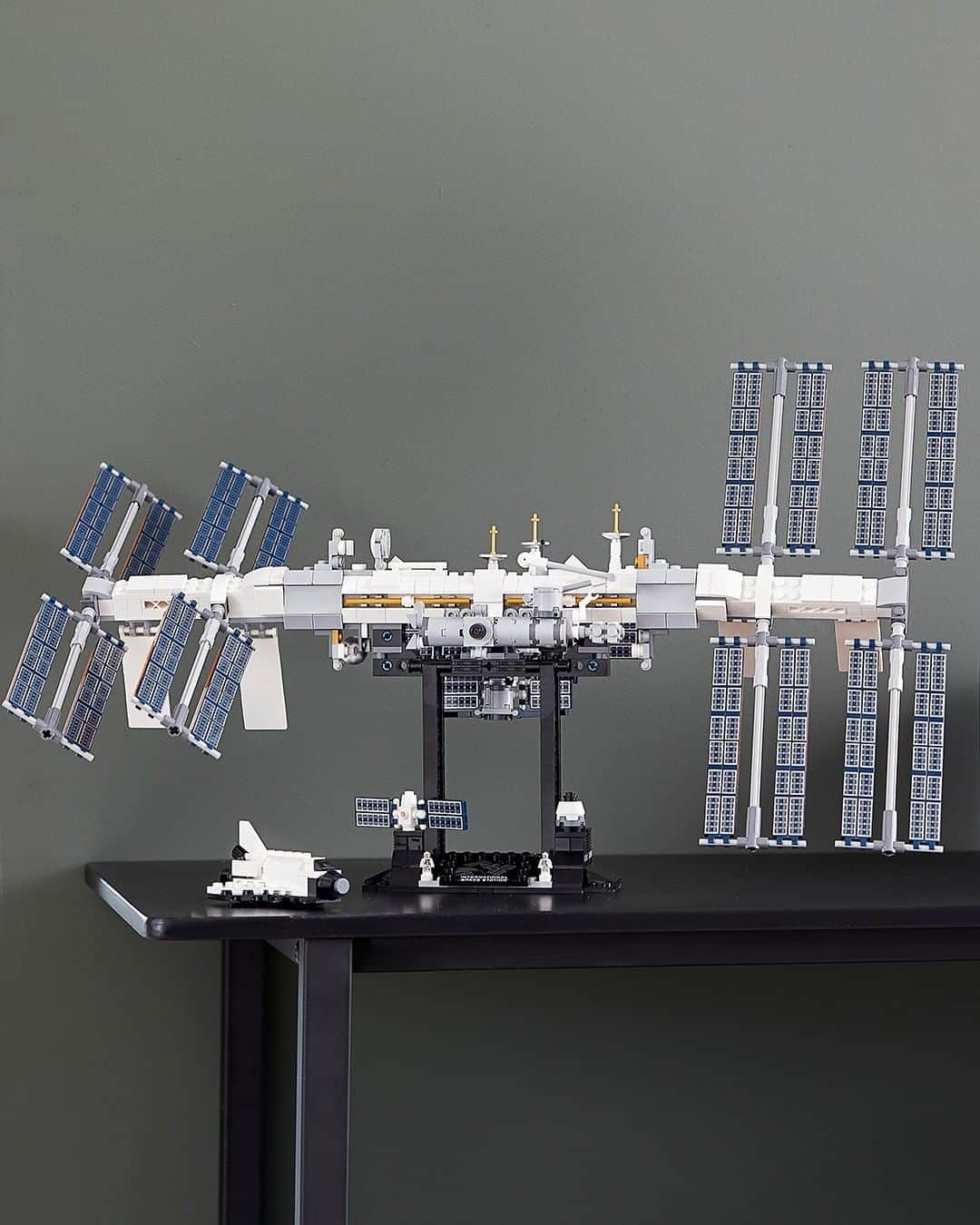 LEGOさんのインスタグラム写真 - (LEGOInstagram)「An out-of-this-world building experience is coming! 🌙⭐️ The LEGO International Space Station is available February 1st!  #LEGO #LEGOIdeas #LEGOSpace」1月22日 0時00分 - lego