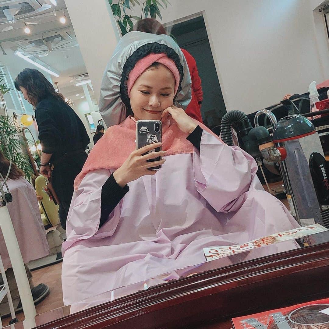 MiracleVellMagicのインスタグラム：「my grandma took me to her favorite hair salon today. i mean... how cute is that😂❤︎ わたくしは今鳥取県米子市の祖父母の家にいる訳でございますが。今日ね、おばあちゃんが行きつけの美容室に連れて行ってくれたの。誘われた時の胸のキュンキュンさといったら…！行くーー！って二つ返事したよ🥺💕 頭皮をオイルマッサージしてもらって、シャンプーしてもらって、頭皮さーーっぱり！気持ちよかった✨ . . . #hairsalon #tottori #yonago #ヘアサロン #鳥取 #米子」