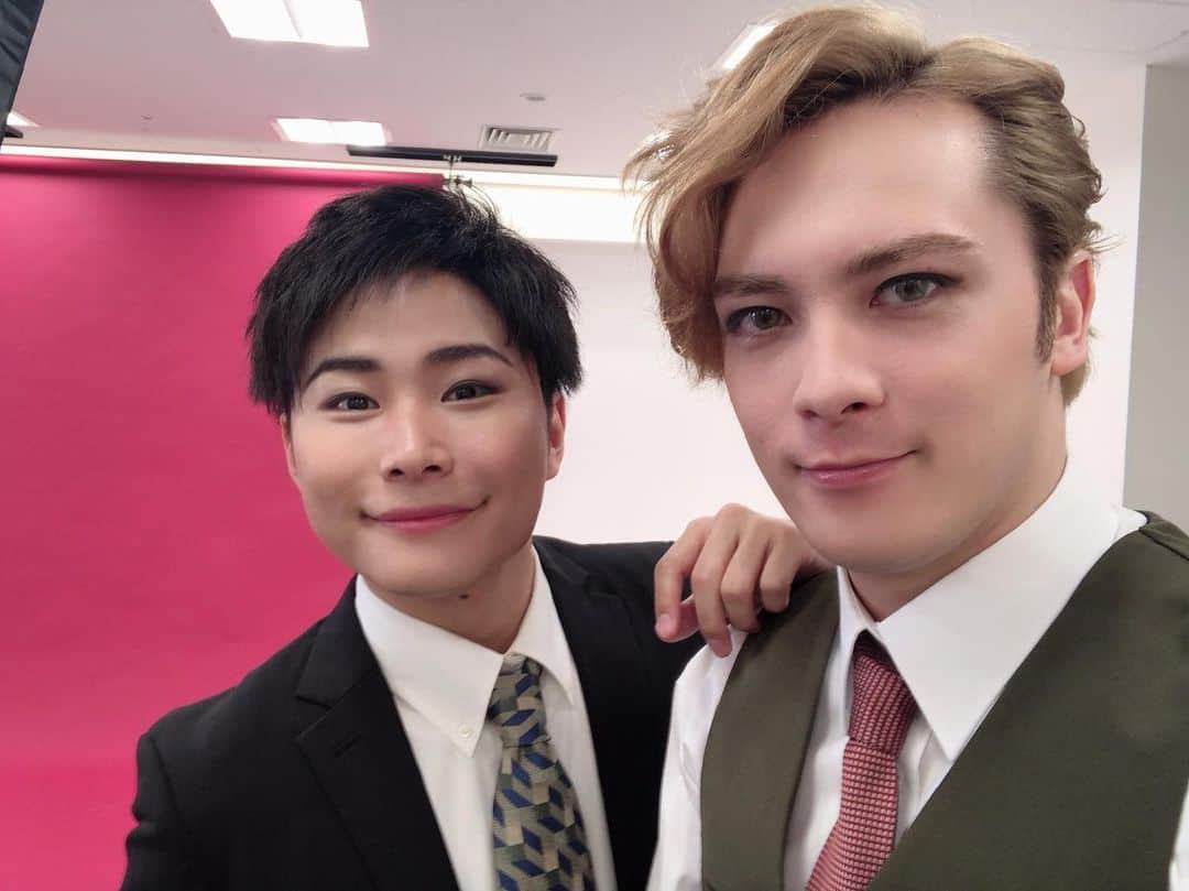 冨森ジャスティンのインスタグラム：「先ほどインスタライブさせていただきましたー！‬ ‪アーカイブ残してるから良かったら観てね😊‬ ‪親友の一谷役を演じる大橋くん！‬ ‪稽古も終盤！‬ ‪面白いものをお届けできるように頑張ります！‬ 各キャストチケットご予約ページはこちら↓ teito-stage.com/cast-staff/  #帝都メルヒェン探偵録 #帝都ステ #インスタライブ」