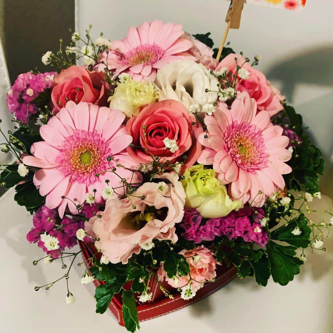 岩瀬玲さんのインスタグラム写真 - (岩瀬玲Instagram)「前にいた社員の女の子からお花をいただきました💕💕 オーストラリアに住んでるのにわざわざ😍  そいちゃんありがとう💕  #お花のプレゼント」1月22日 0時13分 - akirakkuma