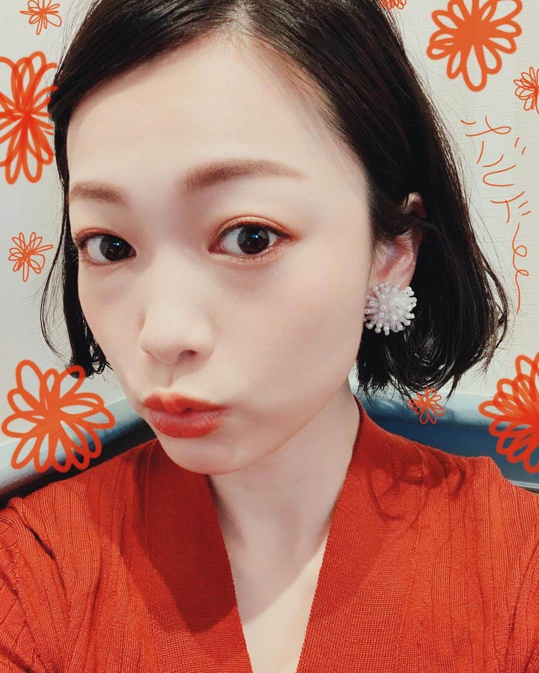 のインスタグラム：「最近、アイライン代わりに ボルドーをキワに入れるのにハマってます👁✨ ・ ・ 明日は雑誌撮影、明後日は歌番組収録なので美顔器がんばる！ ・ #etudehouse #instamakeup #instacosmetics #instabeauty #cosmetics #koreancosmetics #japanesegirl #bobhair #bobhairstyles #instalike #instagood #エチュードハウス #韓国コスメ #ボルドーカラー #お絵かき #らくがき #らくがきアート #ニシアイアート」