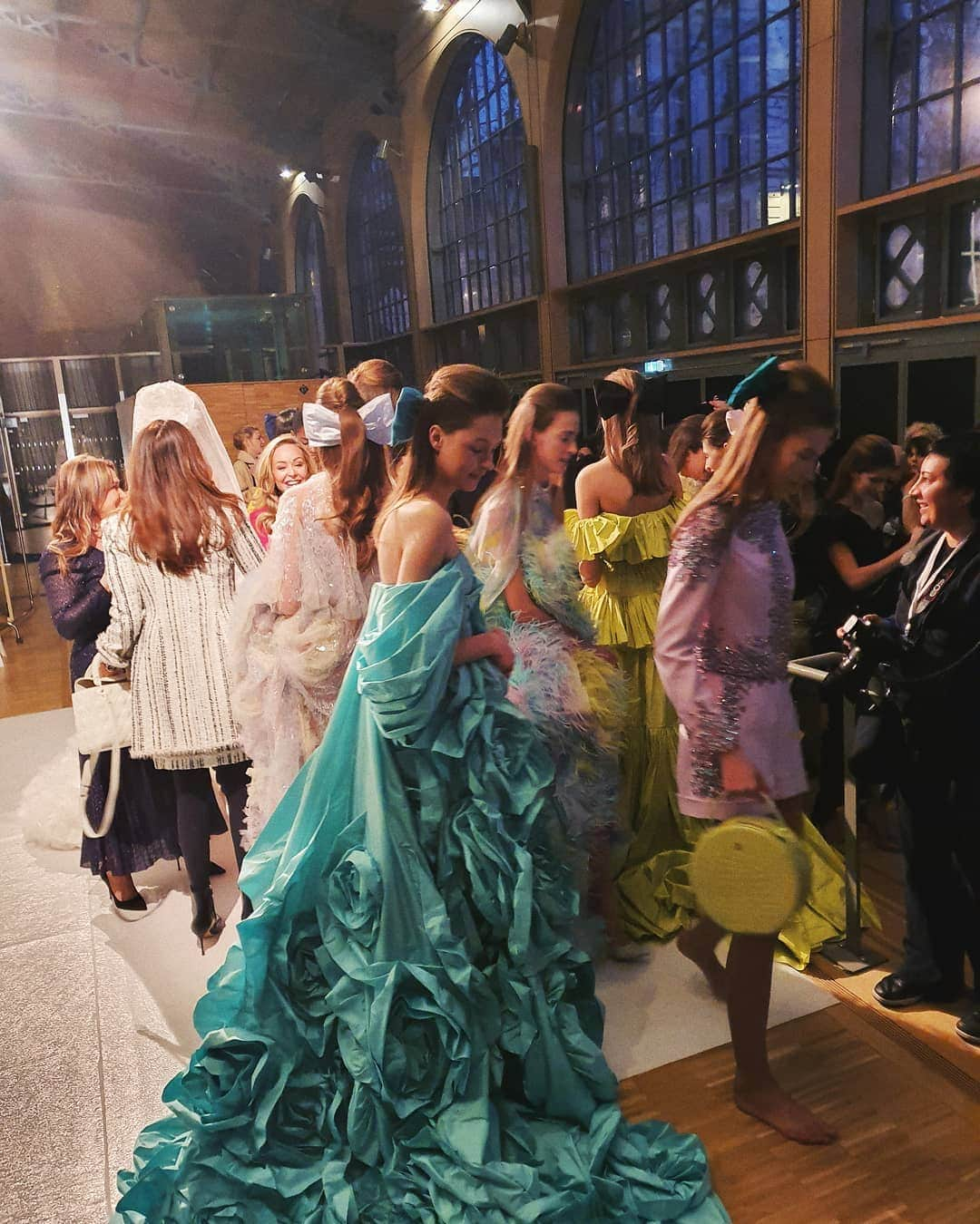 Araya Alberta Hargateさんのインスタグラム写真 - (Araya Alberta HargateInstagram)「Back stage moment at @ralphandrusso」1月22日 0時14分 - chomismaterialgirl