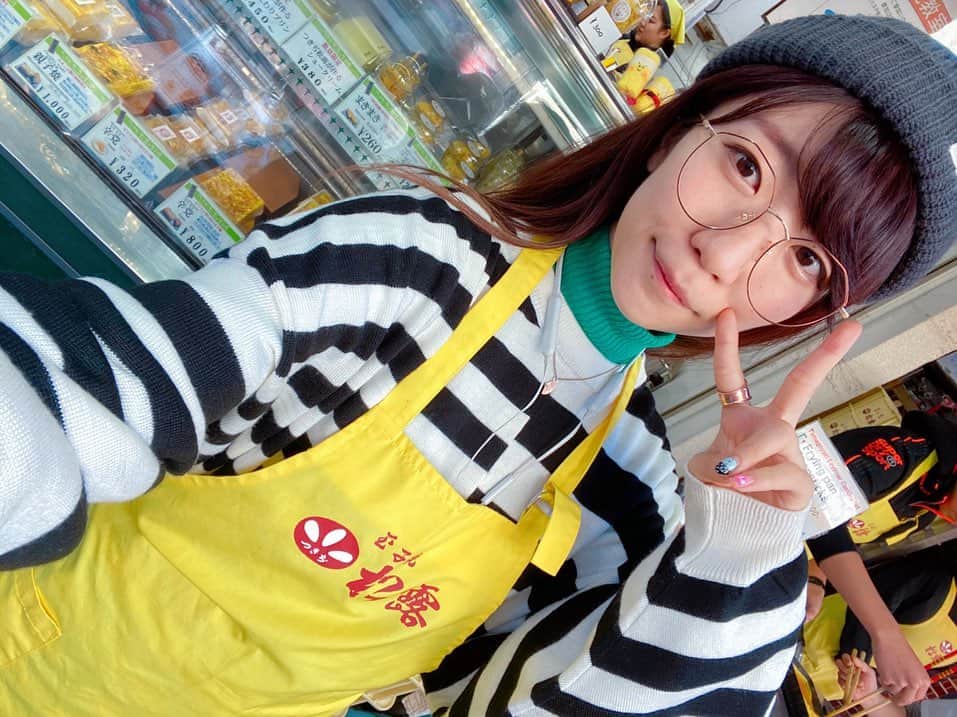 ぱいぱいでか美のインスタグラム：「聖地巡礼で築地行ってきました！ たまご焼き体験楽しかった❤︎ ꙳ #築地場外市場 #築地 #聖地巡礼 #つきぢ松露 @countrygirls_official ꙳ カントリー・ガールズさんのDVDマガジンロケ地！ やっと行けました〜💚🧡💙💛 卵焼き体験以外もいろいろあって めちゃまわったのでブログに載せよっと。 大好きなカントリーのおかげで 多分普通に築地来たらやらないことできてよかった。笑 遊びに来たこと何回かあるけど やっぱすぐお寿司食べちゃうもんなー。 店員さんの写真載せても良さ気だったけど一応ぼかしました。 イケメン店員さんでした優しかったです！」