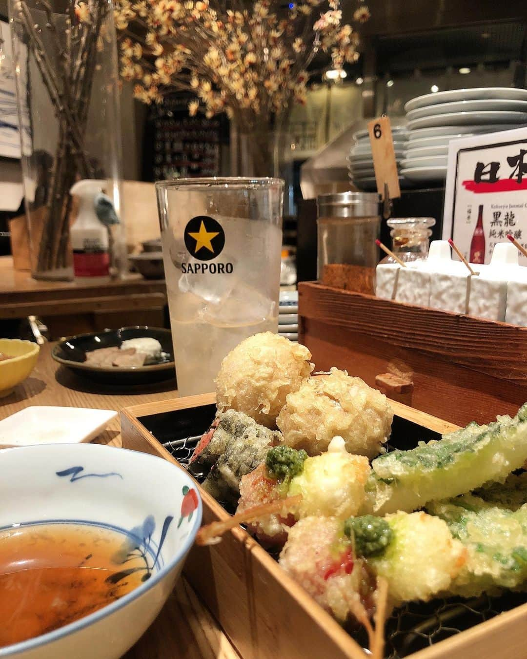 浦田麻緖さんのインスタグラム写真 - (浦田麻緖Instagram)「最近、ふらっとさくっと伺えるお店を開拓中ー‼️なんか、ここいいよーって知ってる方、教えてねん🙋‍♀️今日は、立ち食い天ぷら屋さん初体験してみました🍤　 @kikuya.official  行かれた方は、大根と味玉を頼んでみてね❗️おすすめ👍 店内は女性でいっぱいだったょ🍶🥢 #新規開拓　#初体験　#立ち食い #立ち食い天ぷら　#天ぷら #串揚げ天ぷら　#恵比寿　#喜久や #美味しい　#和食　#グルメ　#恵比寿グルメ #ぶらり　#ふらっと立ち飲み　#バトリズムステージ #観てきた　#舞台　#セリフの　#うん悪くないね　#耳に残ってる」1月22日 0時25分 - mao.urata