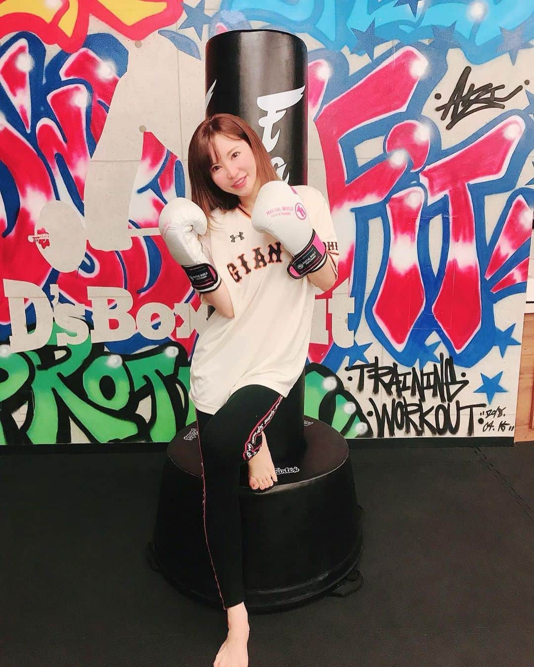 里美ゆりあのインスタグラム：「キックボクシング（・ω・✌ 真剣にキックしたら恥ずかしい事に ひっくり返ってしまったけどw 筋トレも色んな種目のフォームを綺麗に出来るようになりたいな\( ¨̮ )/ #ラブちゃんにジム着借りたらジャイアンツTだった笑 #お楽しみに #キックボクシング #ジム女子  #gym #トレーニング #トレーニング女子  #training #youtube  #youtuber  #里美ゆりあ」
