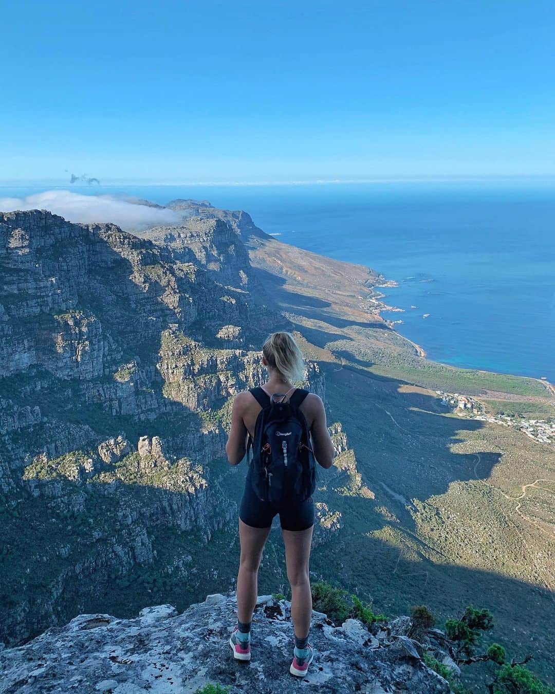 Zanna Van Dijkさんのインスタグラム写真 - (Zanna Van DijkInstagram)「Back in my favourite place: the mountains ⛰ Hiking will always be my ultimate form of exercise. Being in nature, breathing in fresh air and getting rewarded with amazing views 😍 Today we scaled Table Mountain with @lancekime from @atlanticoutlook and it was EPIC 👏🏼 We took the India Venster route to the top, one of the most beautiful and exhilarating trails. It included steep rock climbs and the use of ladders, chains and stapels. (You can see it all on my stories!). What an adrenalin filled adventure - it made the climb so much more exciting! 🤩 The trail definitely isn’t for the faint hearted but honestly @lancekime made the whole experience so easy. I wasn’t scared even once! I couldn’t recommend @atlanticoutlook enough 🙌🏼 It’s also worth noting that there are much easier and less risky trails available such as Platteklip Gorge if you want them! ❤️ #hiking #hikinggirl #getoutdoors #mountaingirl #mountainlover #exploremore #greatoutdoors #wanderlust #hikingadventures #hikingtrails #tablemountain #southafrica」1月22日 0時18分 - zannavandijk
