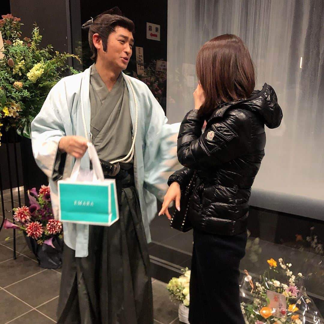 宮崎宣子さんのインスタグラム写真 - (宮崎宣子Instagram)「賀集くんの舞台を見に行ってきました✨  賀集くんは、斎藤一 役で全公演に出演しております😆  とってもかっこいい新撰組です！  武士として幕末を生きたあの新撰組を舞台で見られて、殺陣も生々しくて臨場感あって見応えたっぷりでした✨  役が、斎藤一さんなんですが、 不器用な男というか、、、 切ない淡い想いが伝わって、男らしさ故の強がりみたいな新撰組の男の人たちって本当にこんな方々が多かったんじゃないかと思わせてくれました😊  新撰組日記『壬生のほたる』 1月21日〜26日 渋谷伝承ホールです😊  是非見てみて下さい❣️ 賀集さんをはじめキャストの皆さんの演技力本当に素晴らしかったです✨  そしてちゃっかりEMARA のディッシュソープをプレゼント🎁  手荒れしないように奥様へ🥰  公演HP http://gcptokyo.xsrv.jp/mibunohotaru/  チケット予約 http://ticket.corich.jp/apply/105008/21/  #壬生のほたる #賀集利樹 さん #新撰組 #新撰組日記 #舞台 #渋谷 #伝承ホール #是非見てくださいませ  #emaradishsoap  #手荒れ改善  #食器用洗剤 #差し入れ」1月22日 0時21分 - miyazaki_nobuko